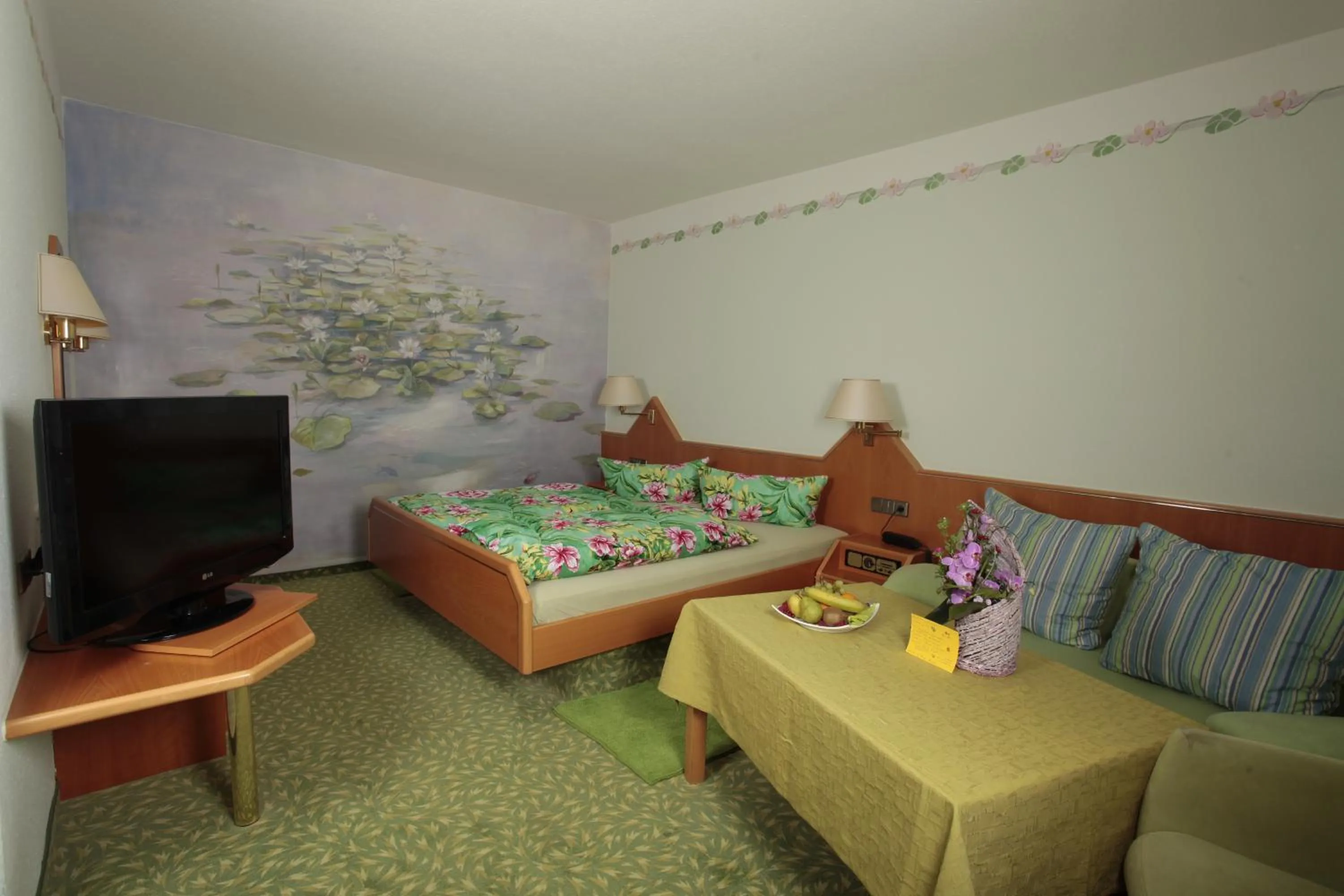 Photo of the whole room, Bed in Eden Hotel