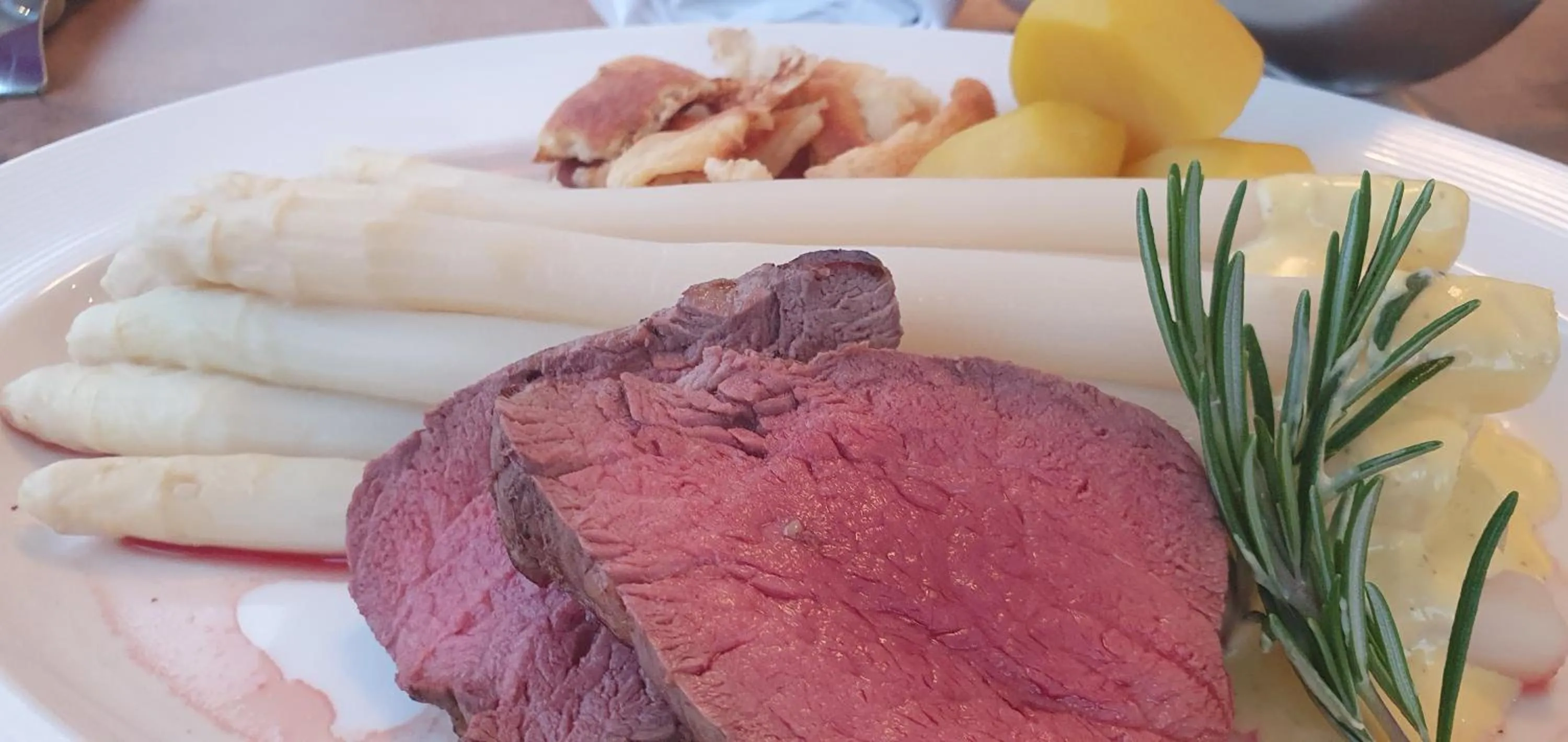 Food and drinks in Eden Hotel