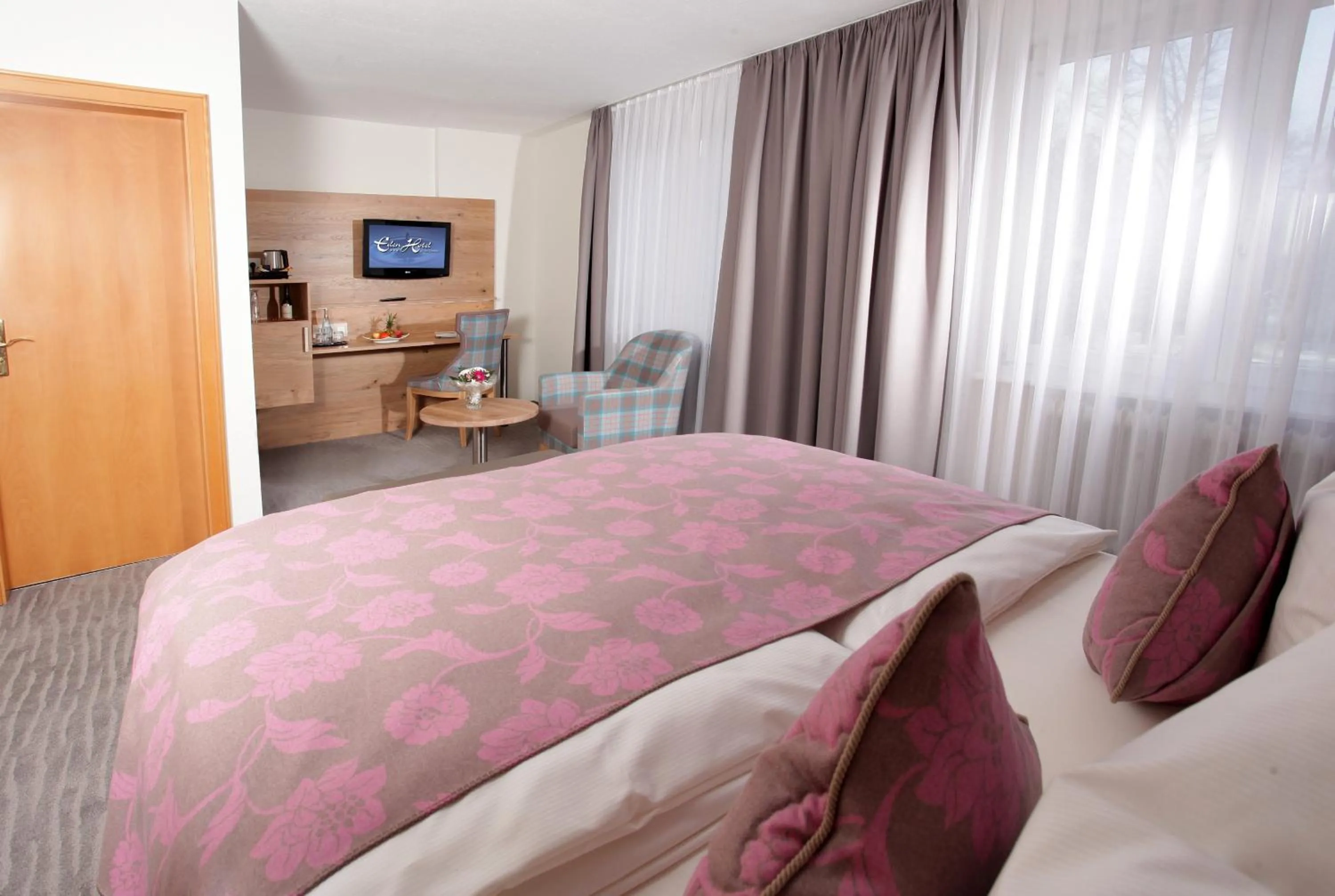 Bedroom, Bed in Eden Hotel