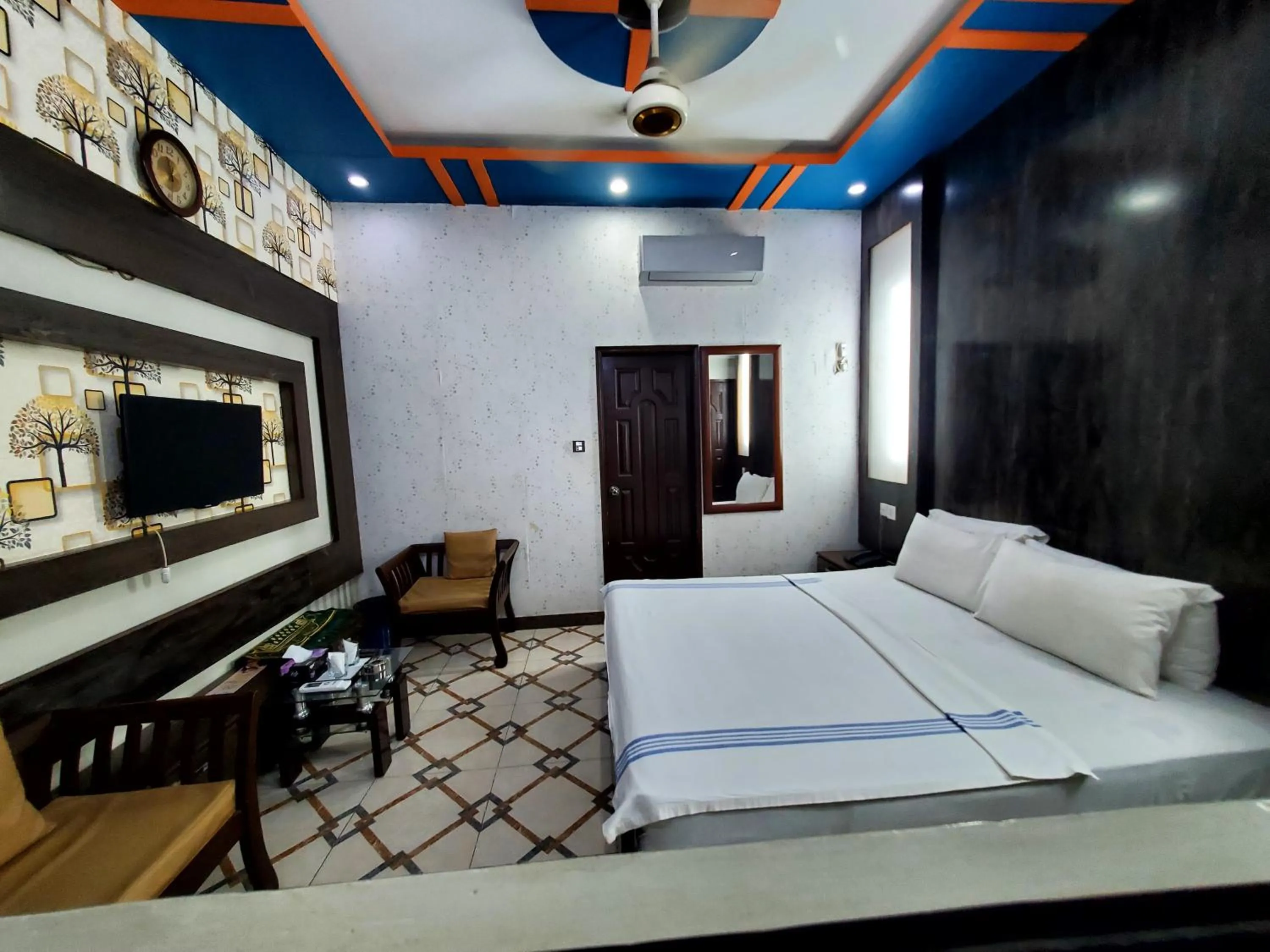 Bed in Diplomat Inn Hotel