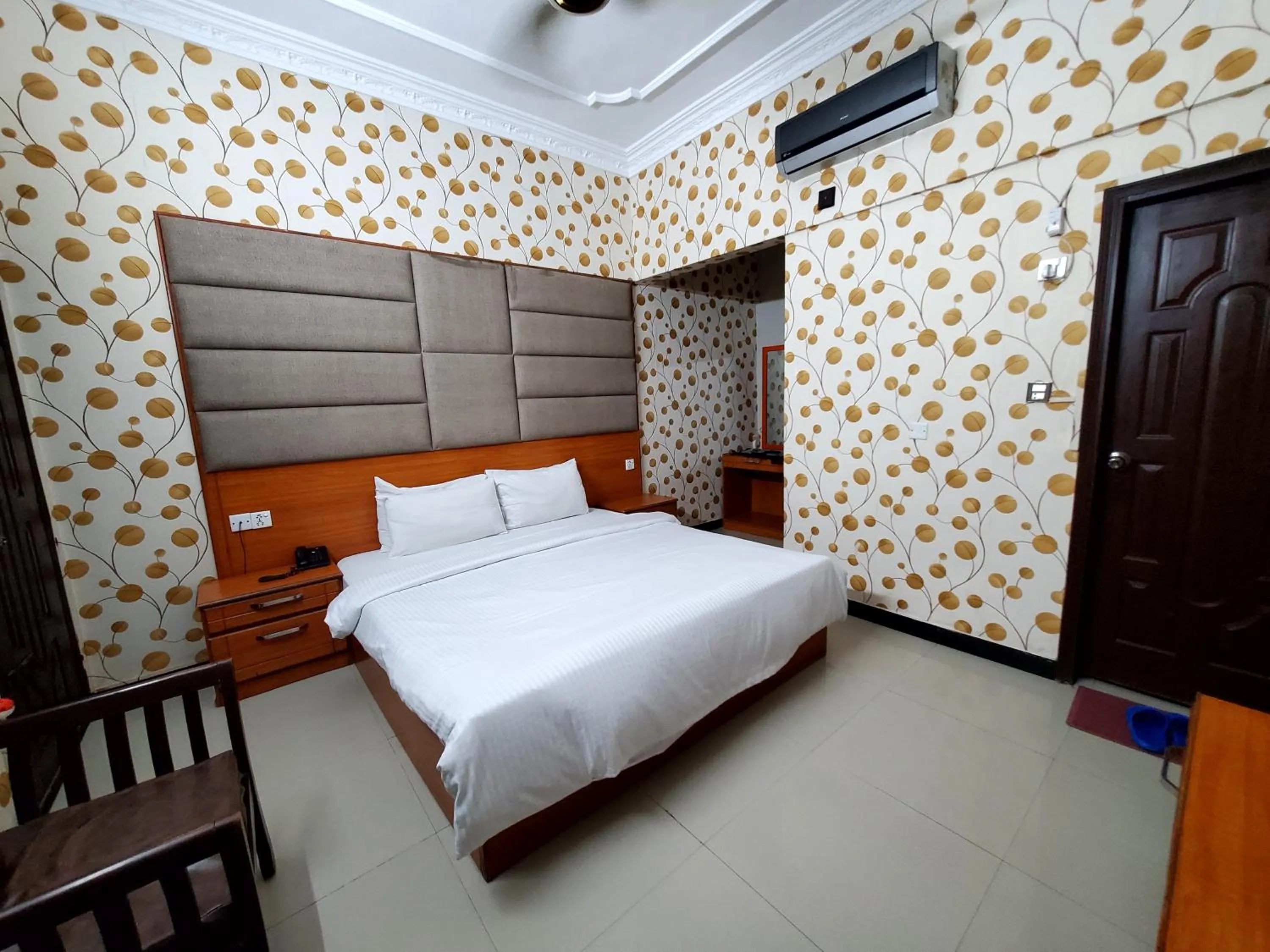 Bed in Diplomat Inn Hotel