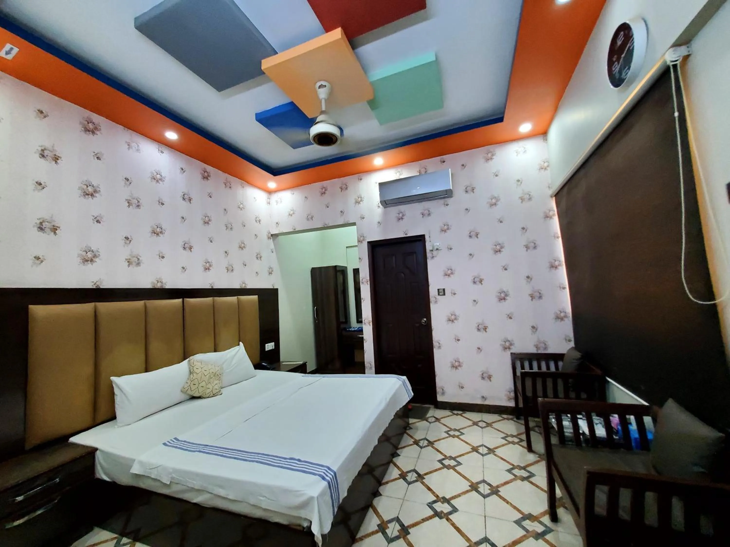 Bed in Diplomat Inn Hotel