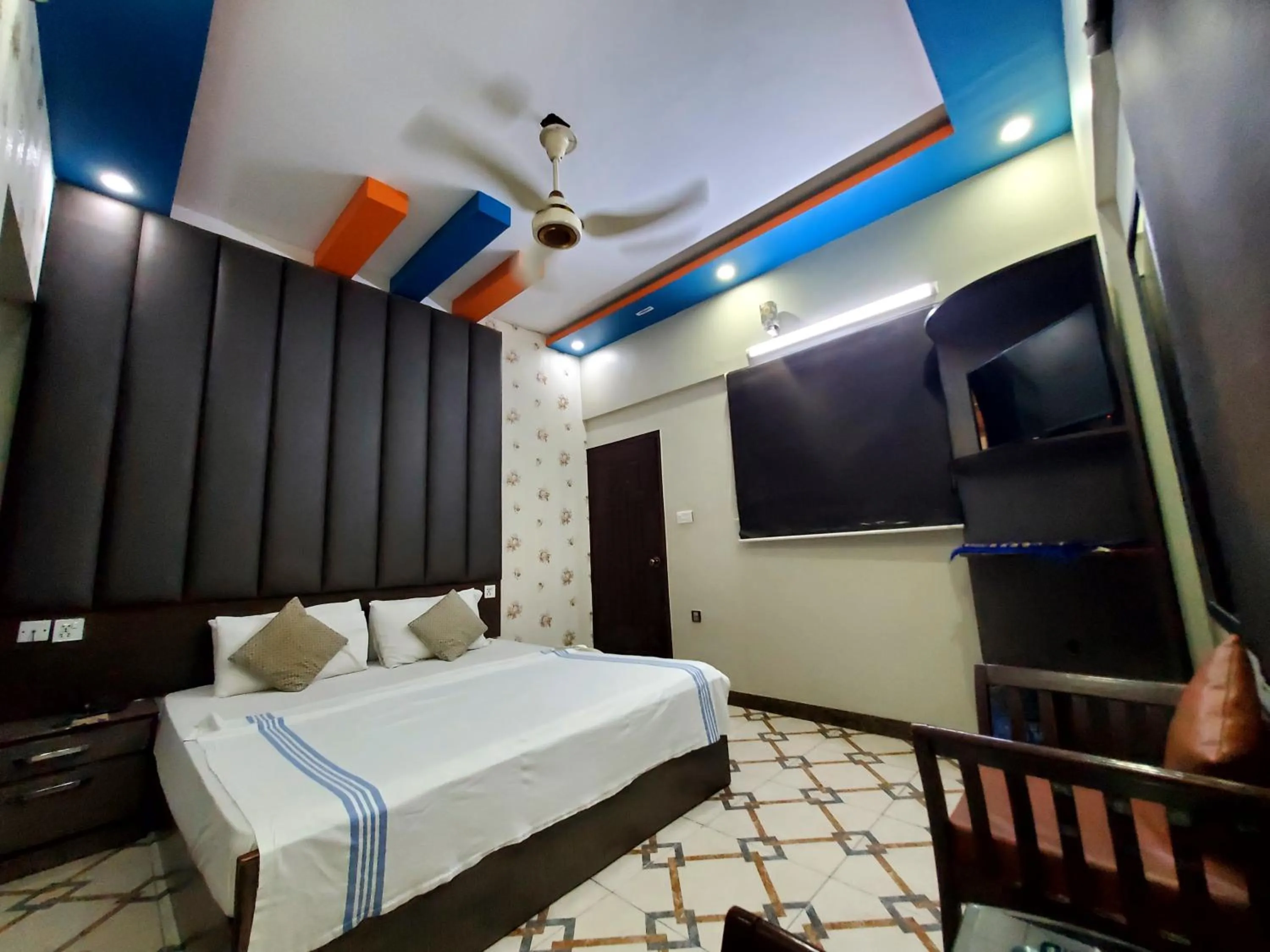 Bed in Diplomat Inn Hotel