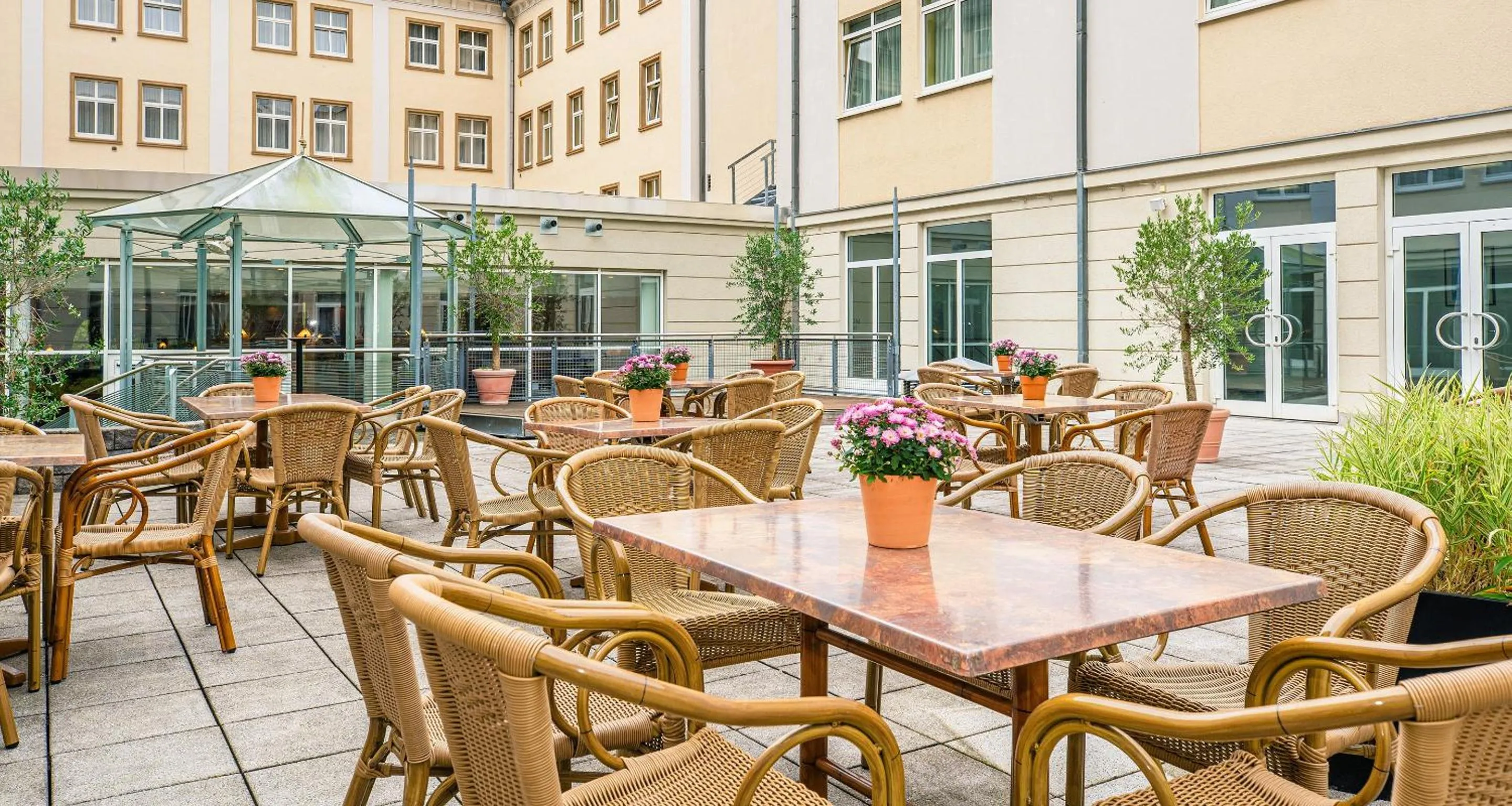 Patio in Victor's Residenz-Hotel Gera