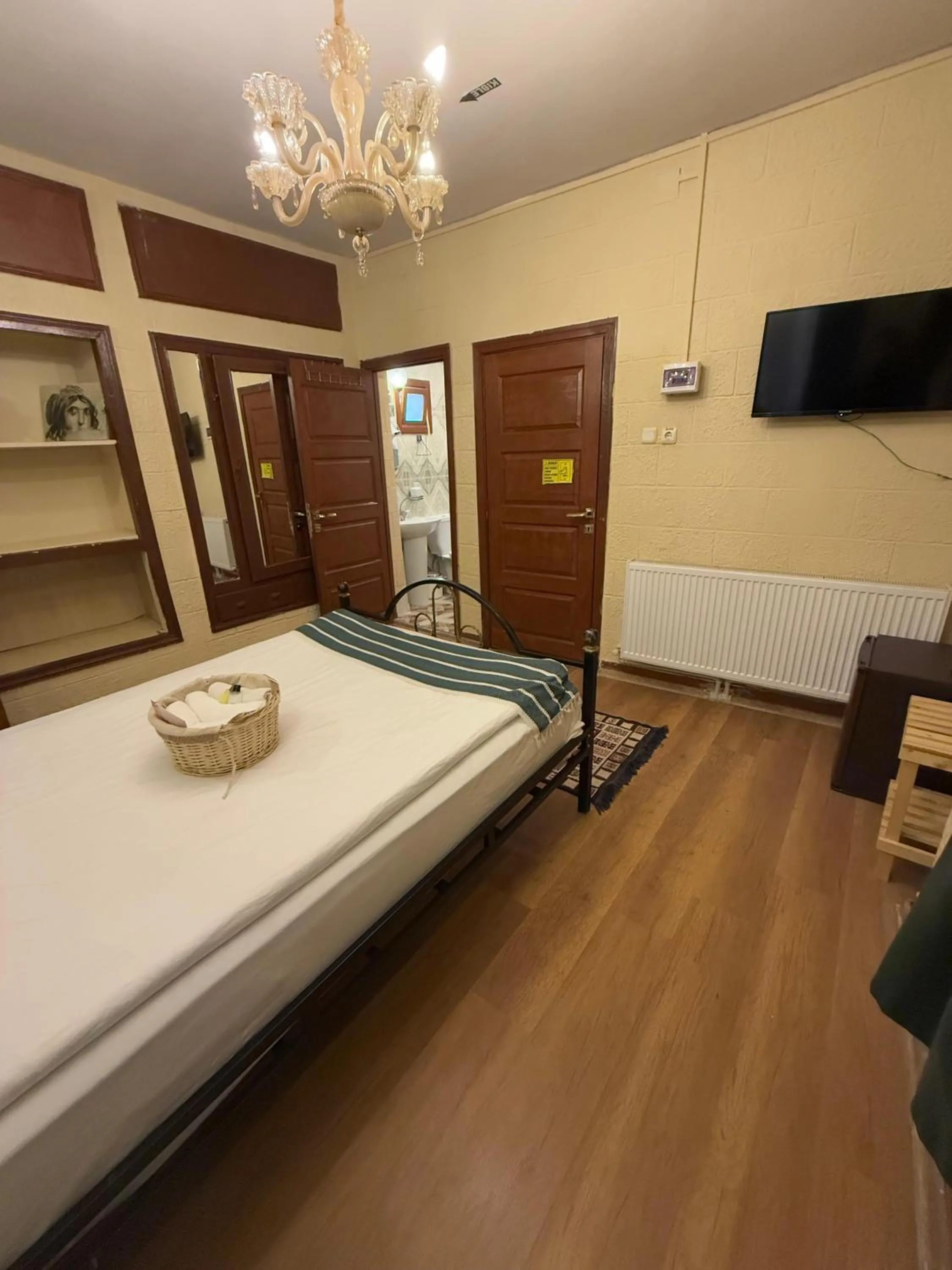 Photo of the whole room, Bed in Şirvani Konağı