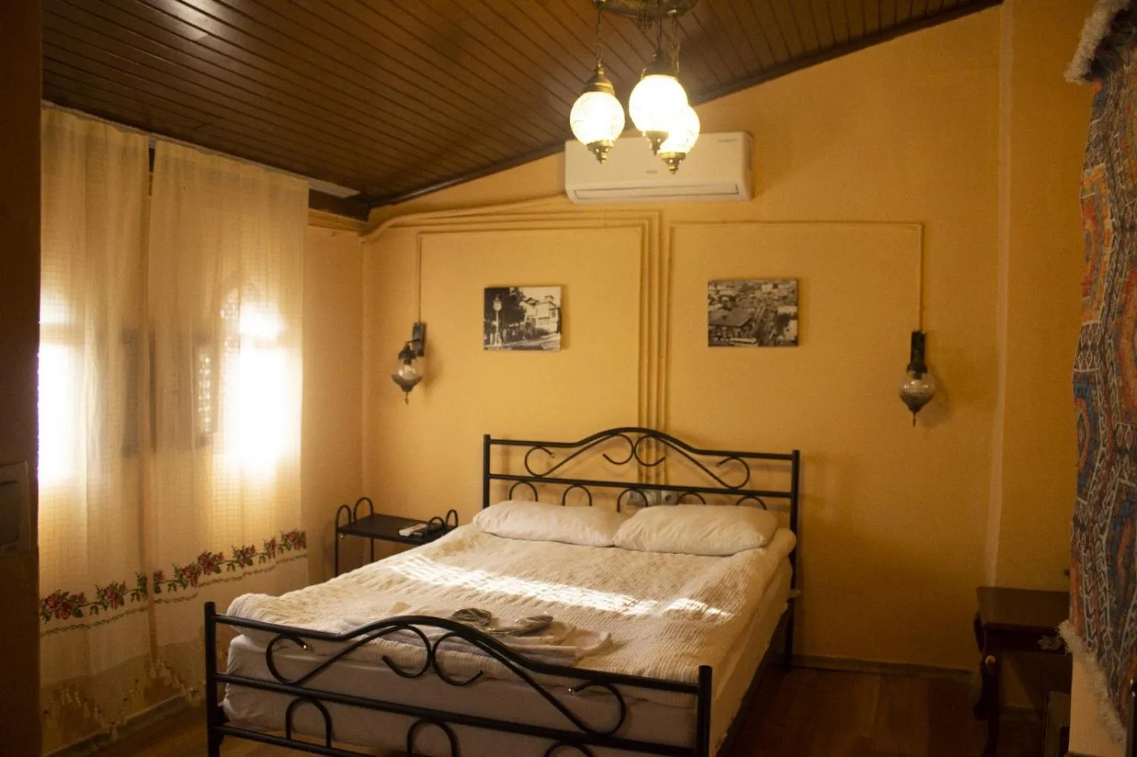 Photo of the whole room, Bed in Şirvani Konağı