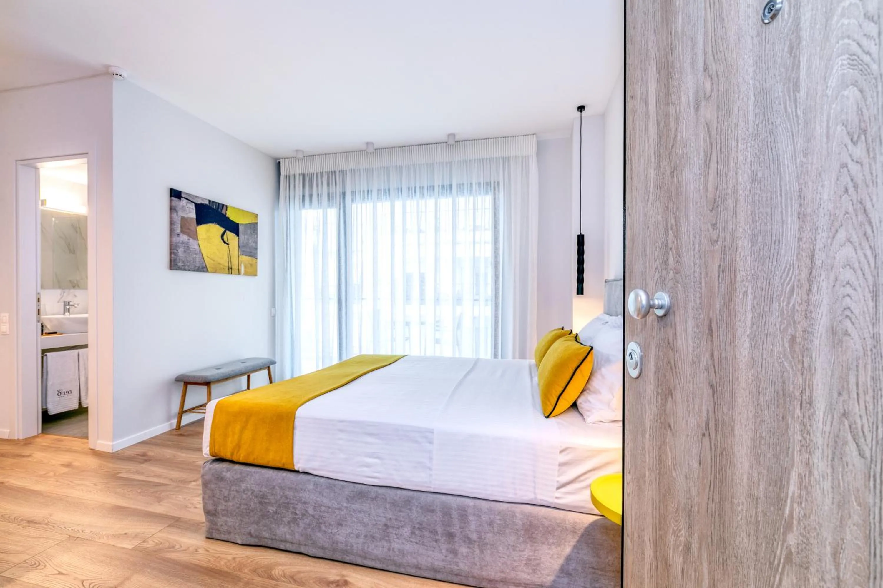 Photo of the whole room, Bed in δ193