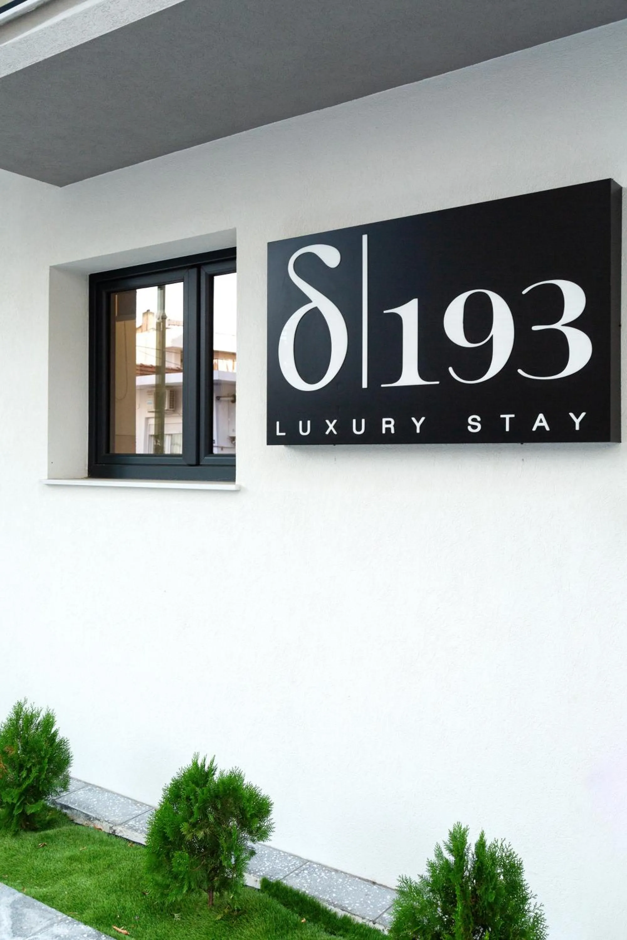 Property logo or sign in δ193