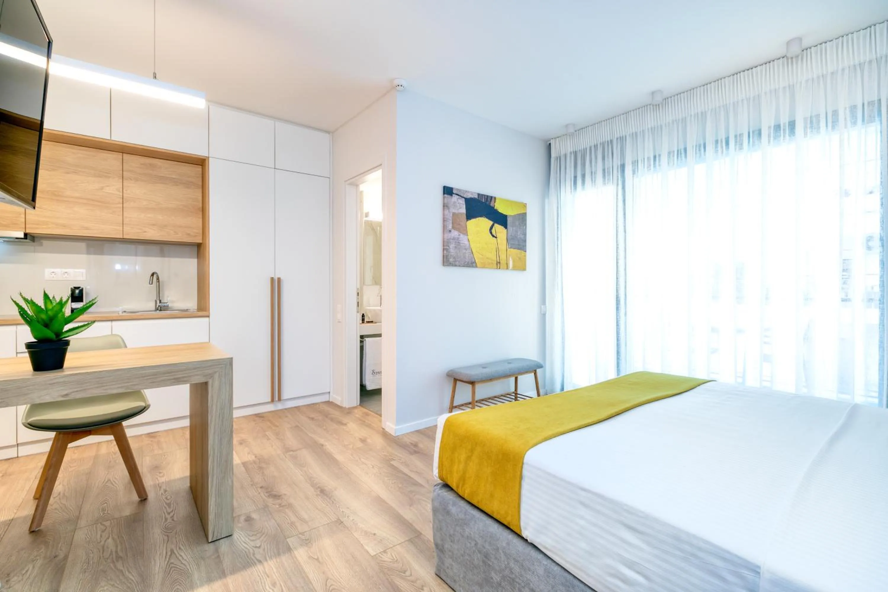 Photo of the whole room, Bed in δ193