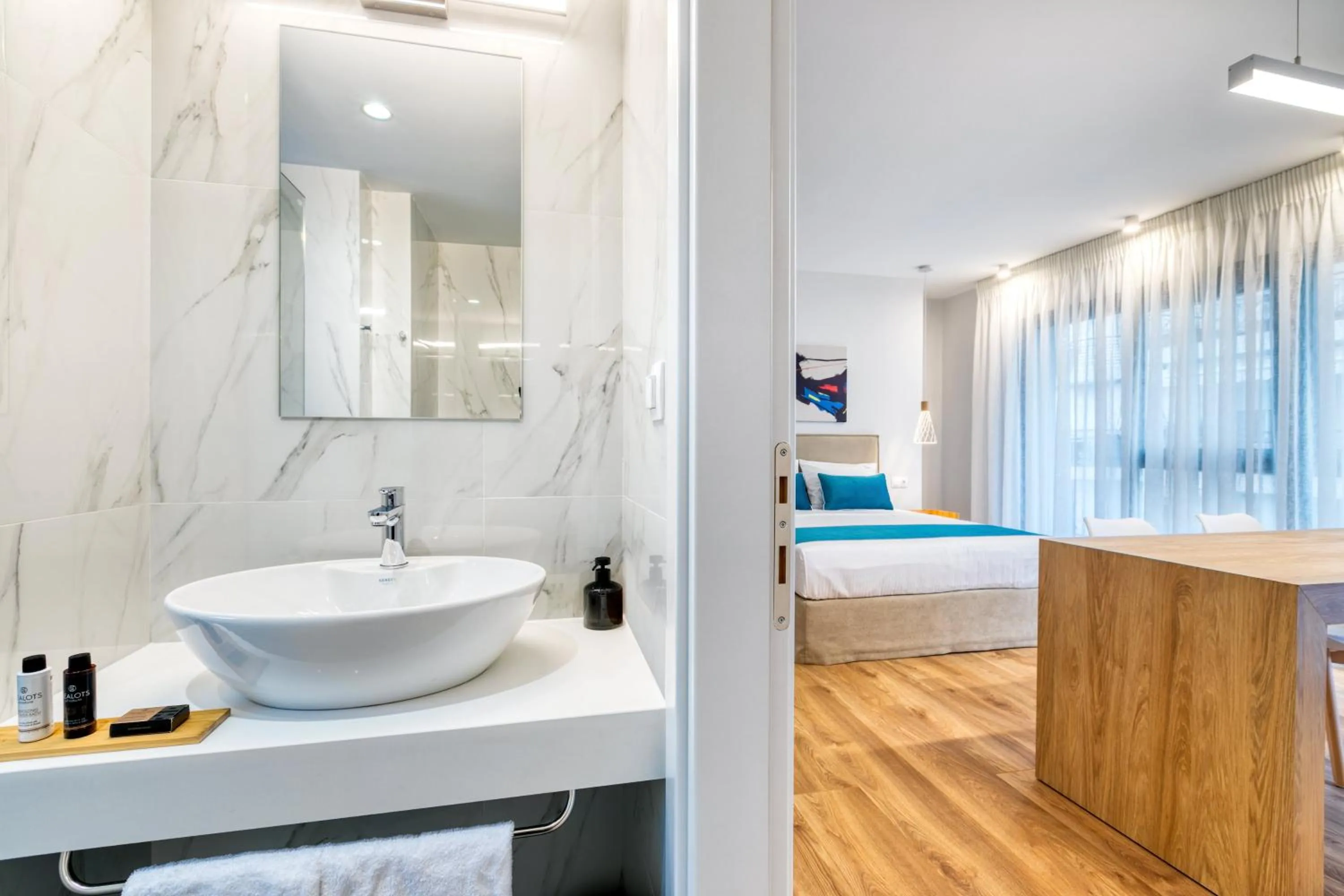 Bathroom, Bed in δ193