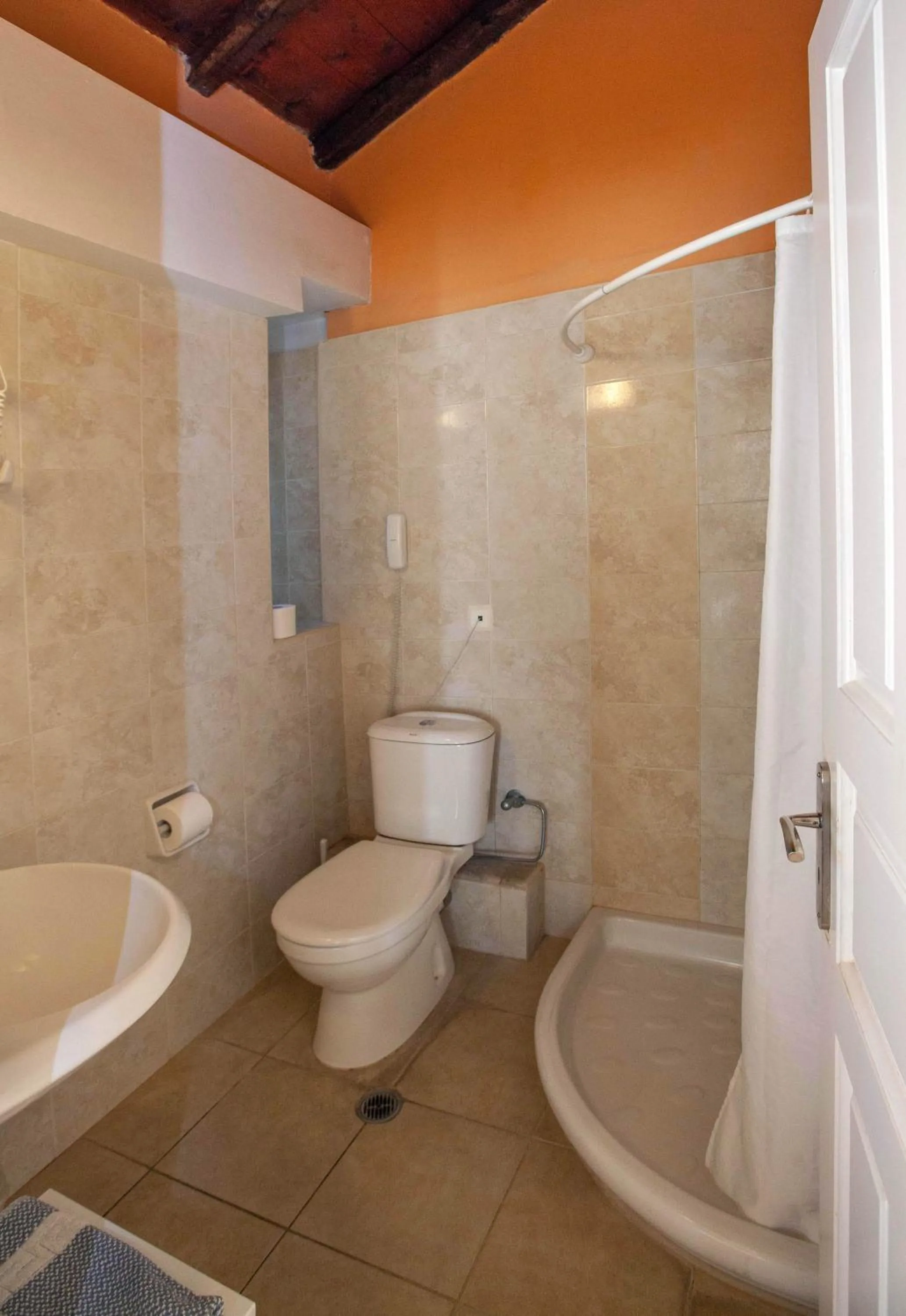 Shower in Byron Traditional Hotel