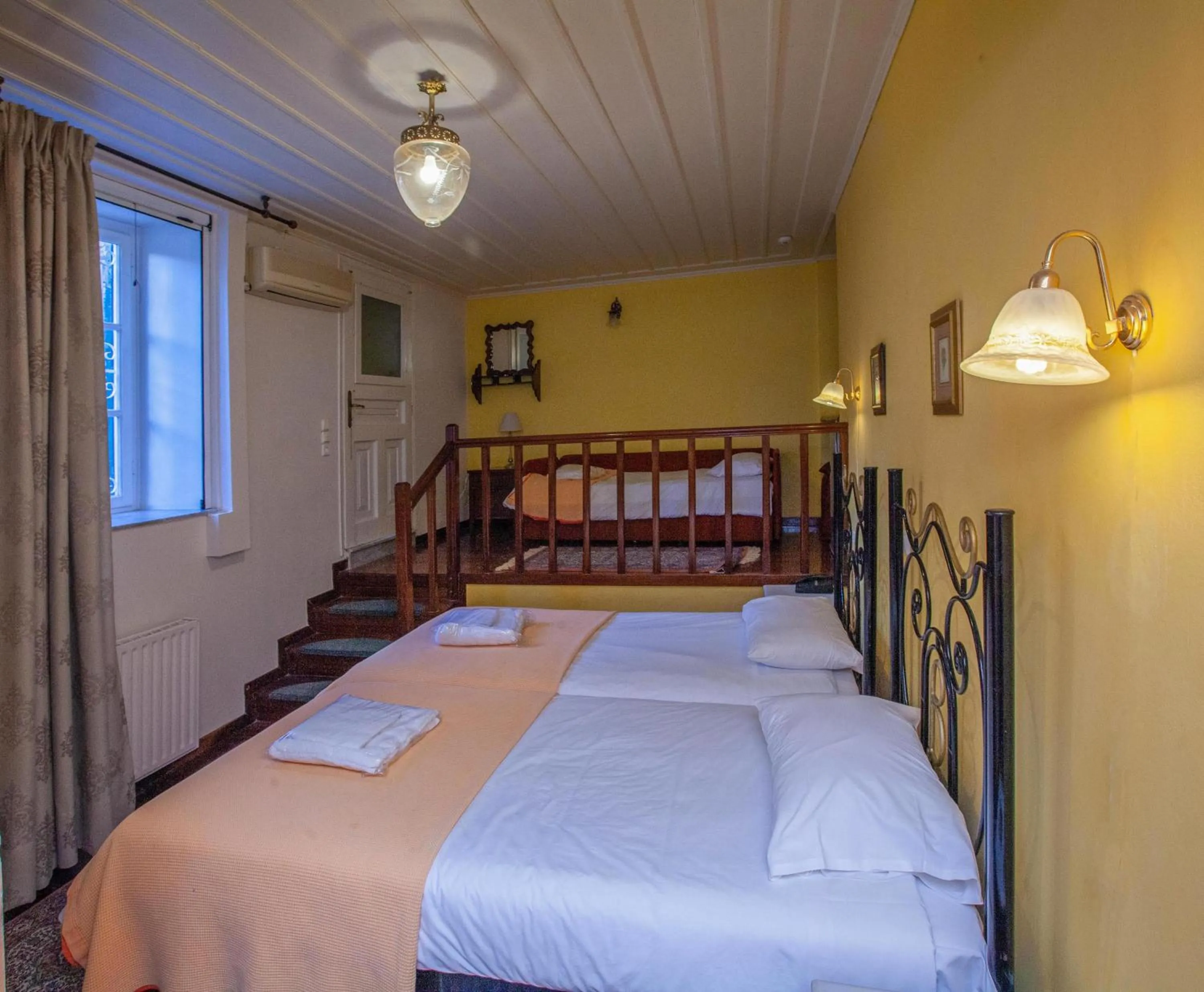 Photo of the whole room, Bed in Byron Traditional Hotel