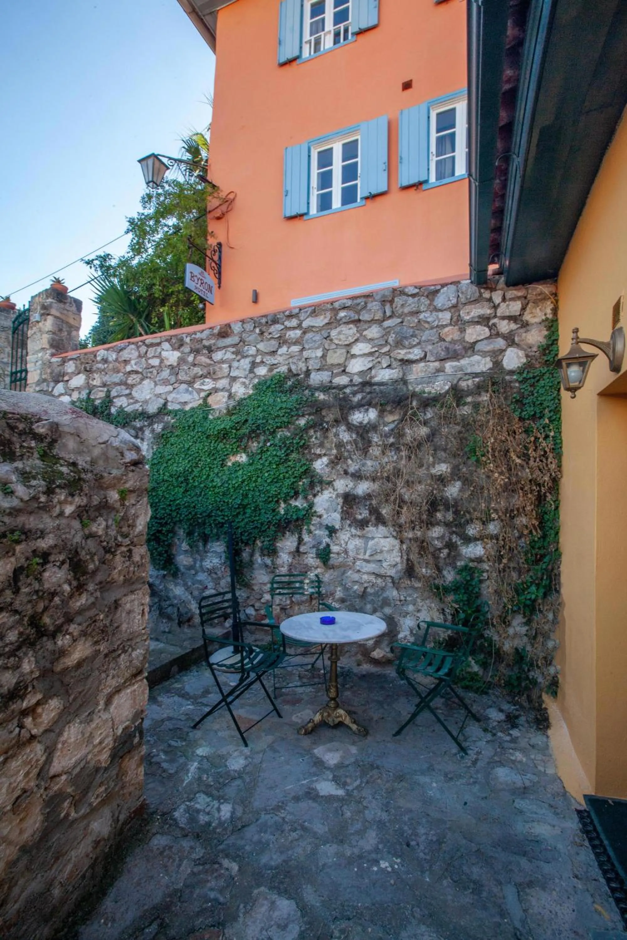 Day in Byron Traditional Hotel