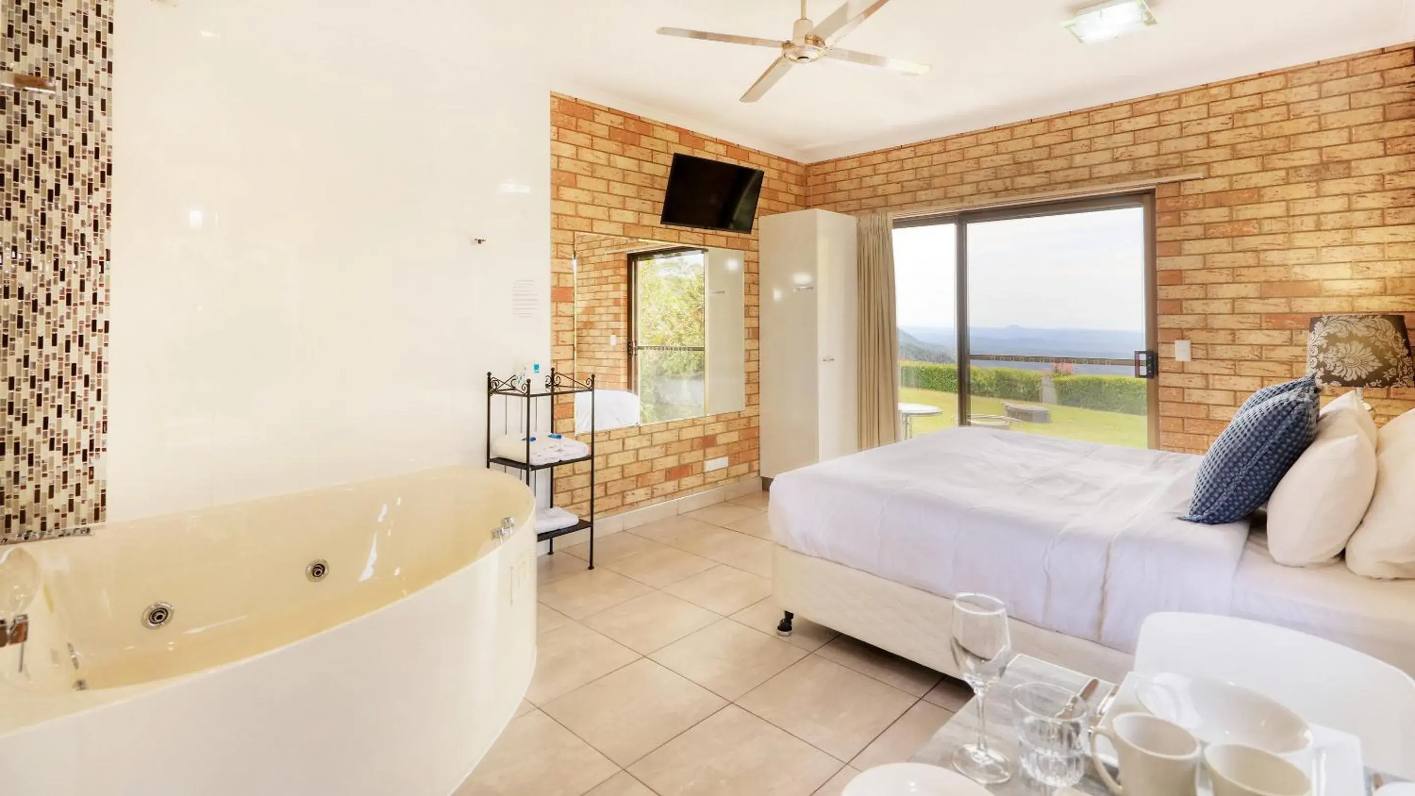 King Room with Spa Bath in Maleny Views Motel King Room with Spa Bath in Maleny Views Motel