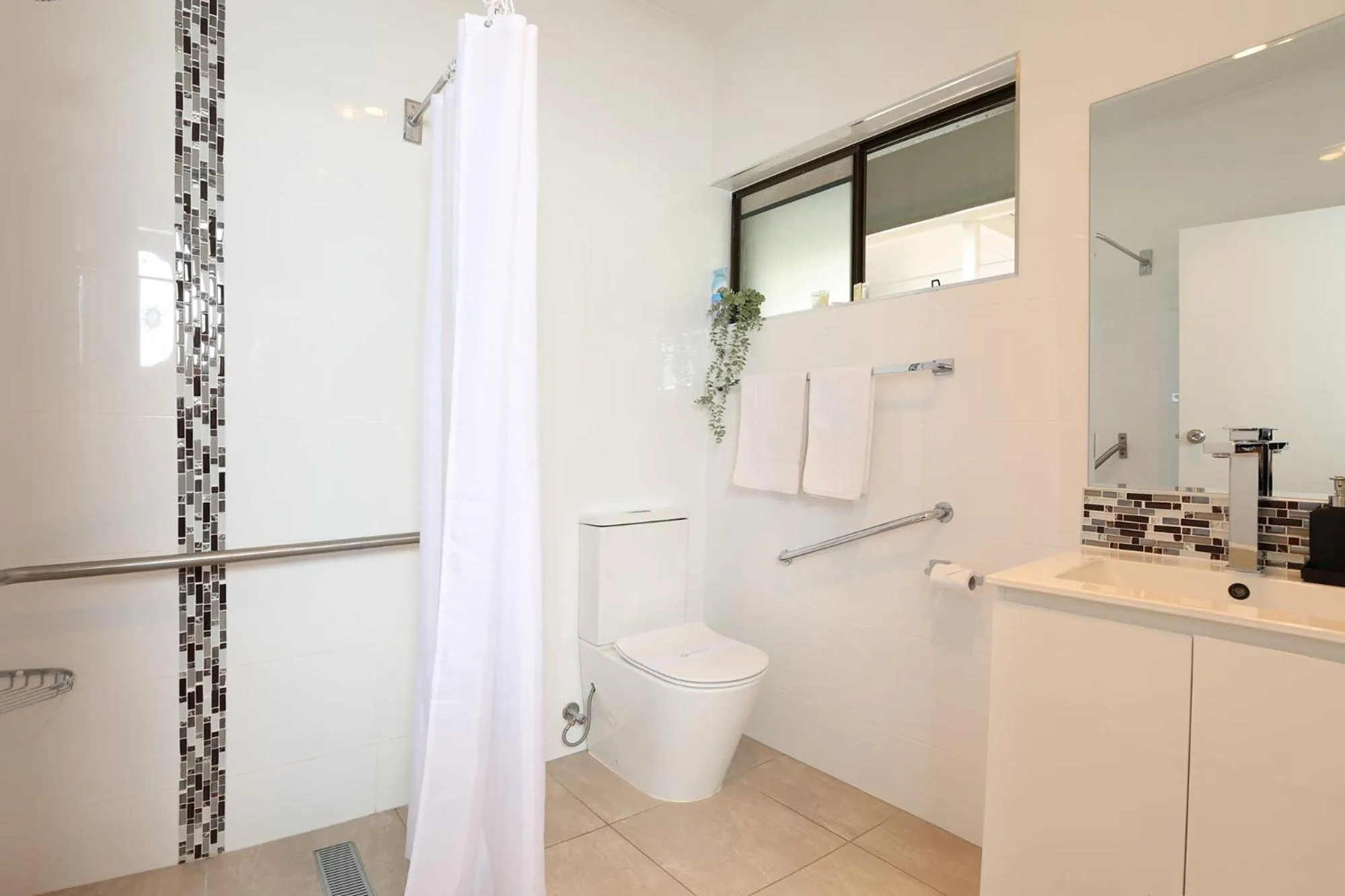 Shower in Maleny Views Motel