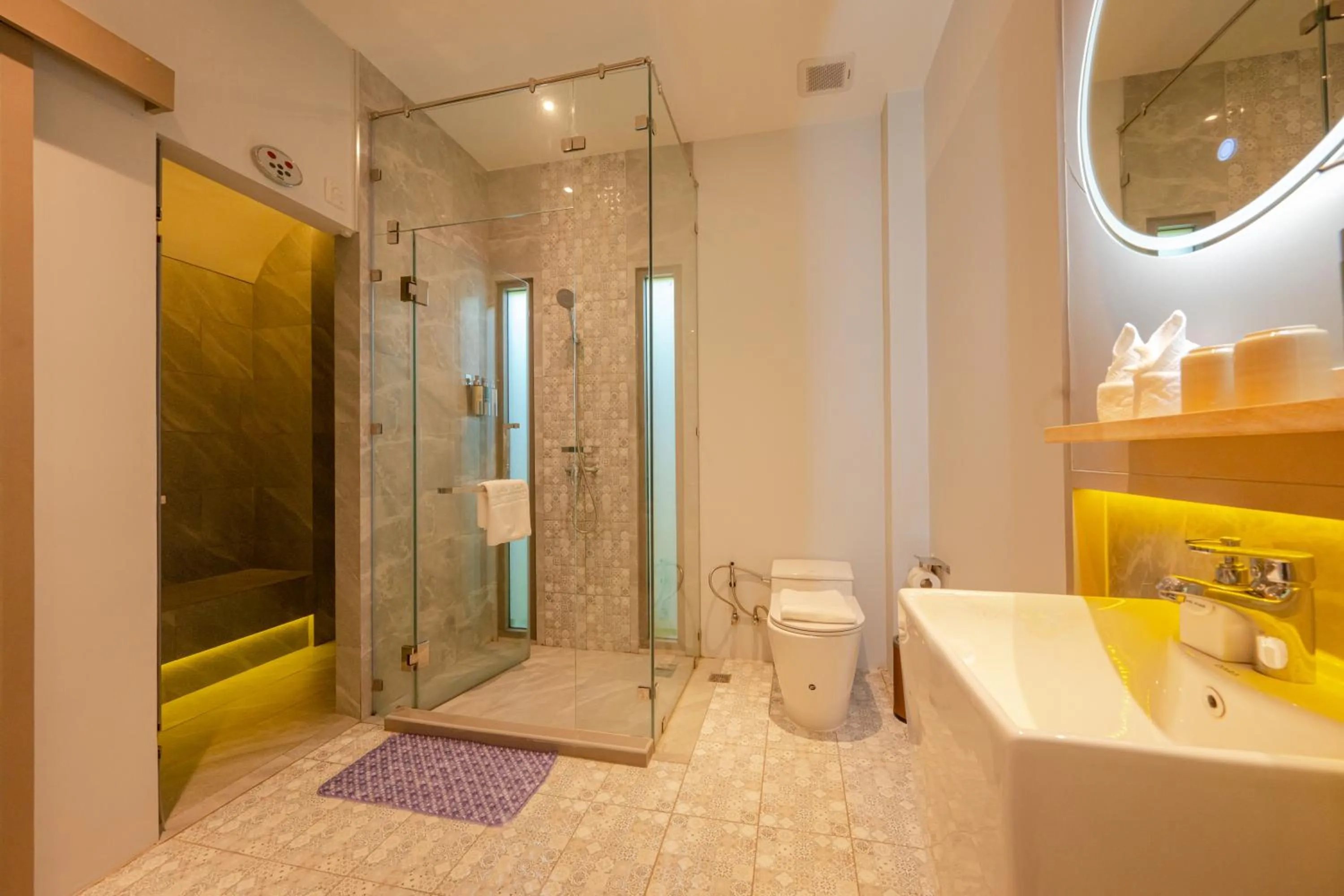 Shower in W1Bangkoknoi Hotel