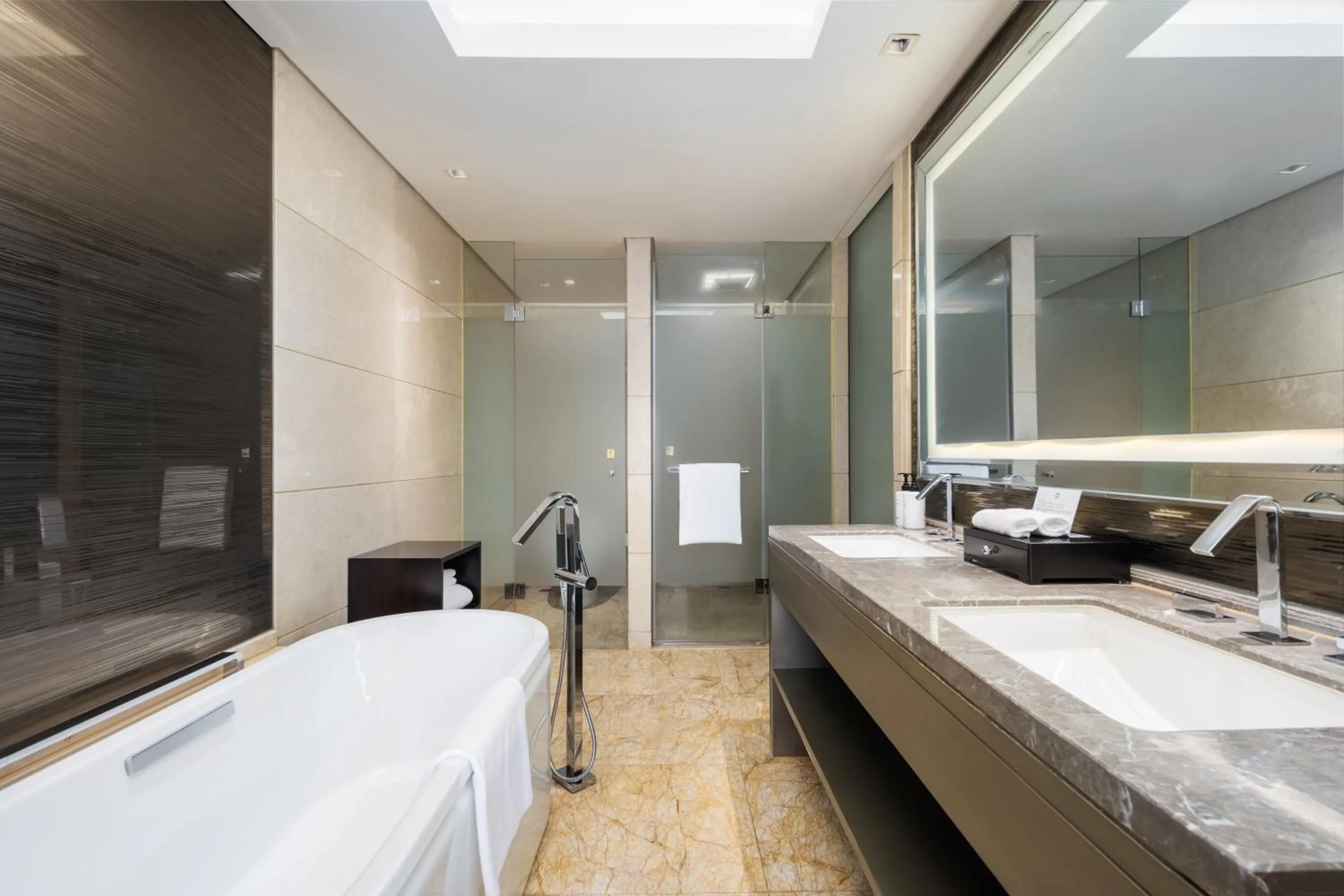 Toilet in Intercontinental Jinan City Center by IHG