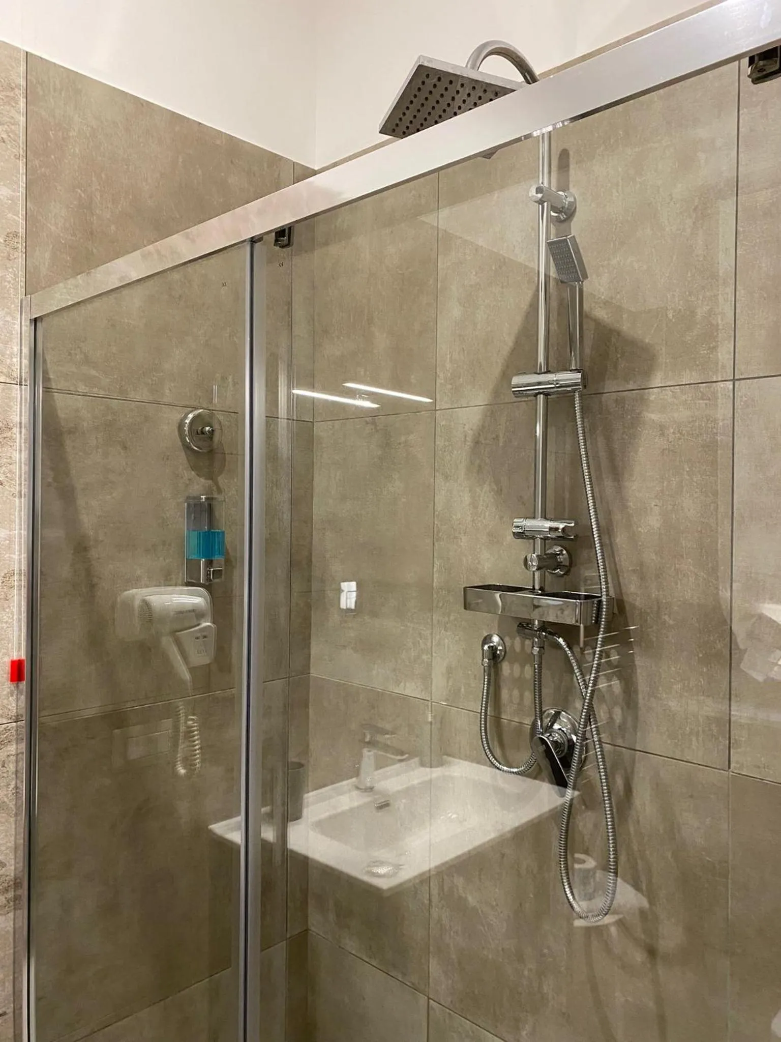 Shower in Toledo Point