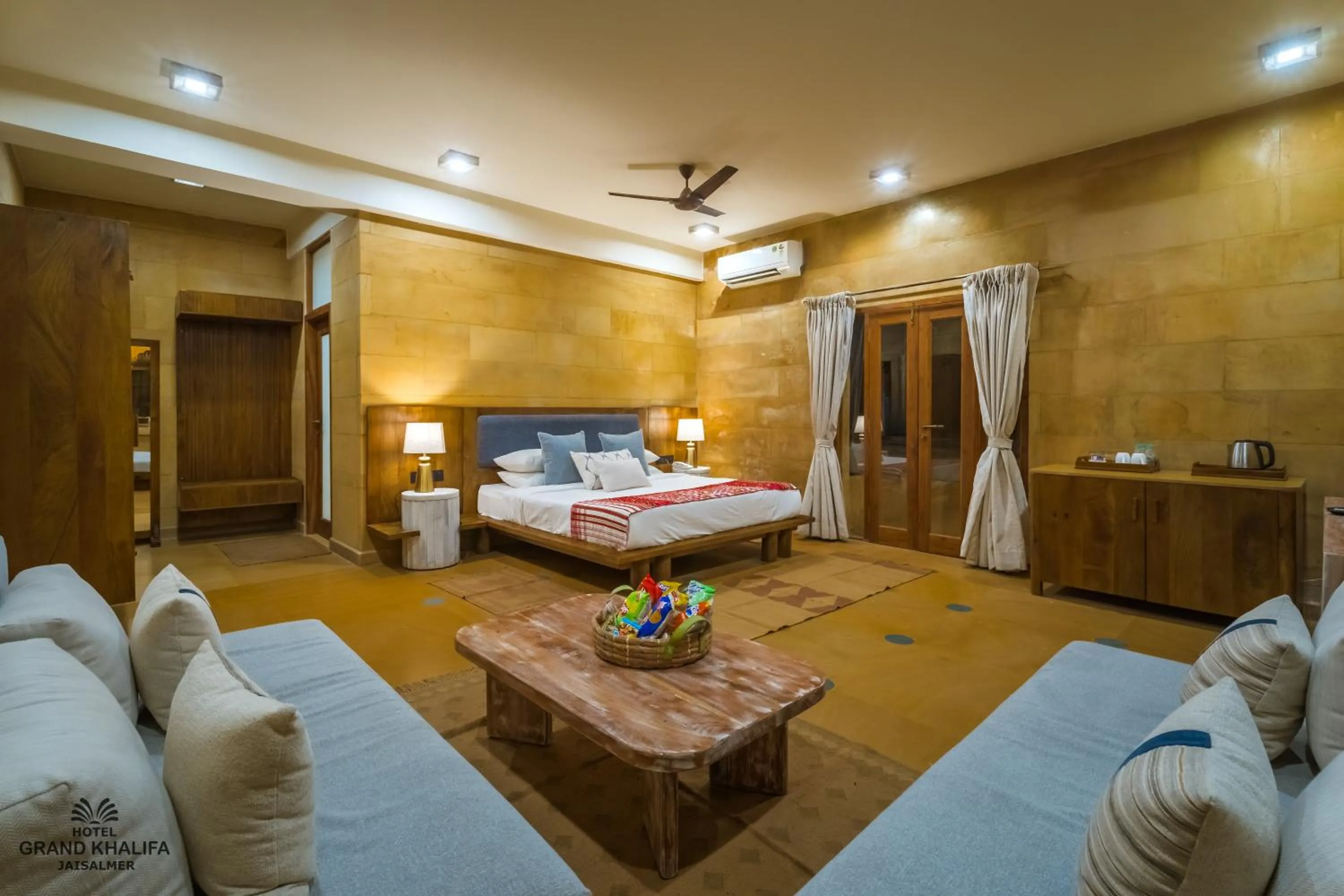 Property building, Bed in Hotel Grand Khalifa