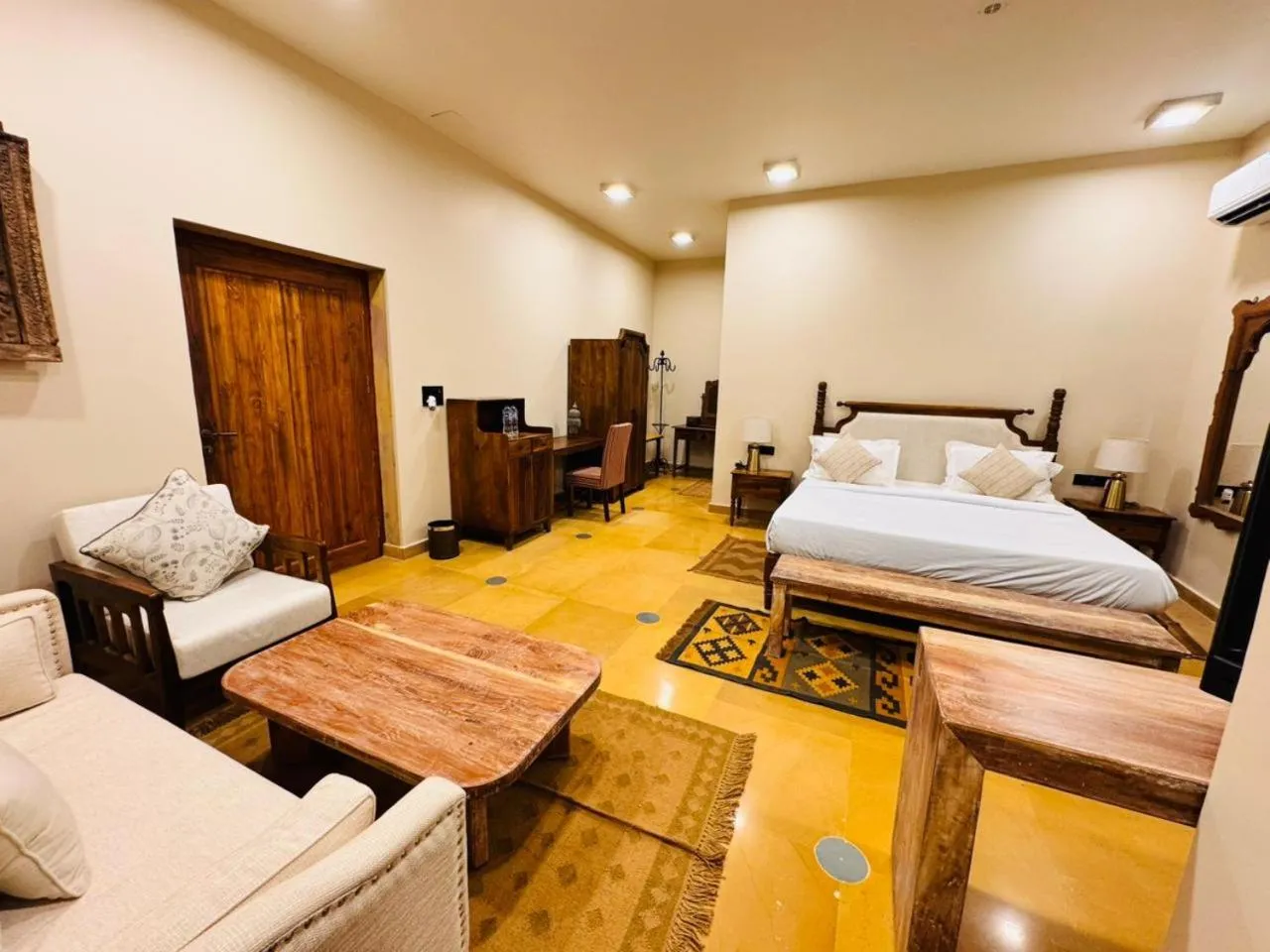 Bedroom, Bed in Hotel Grand Khalifa