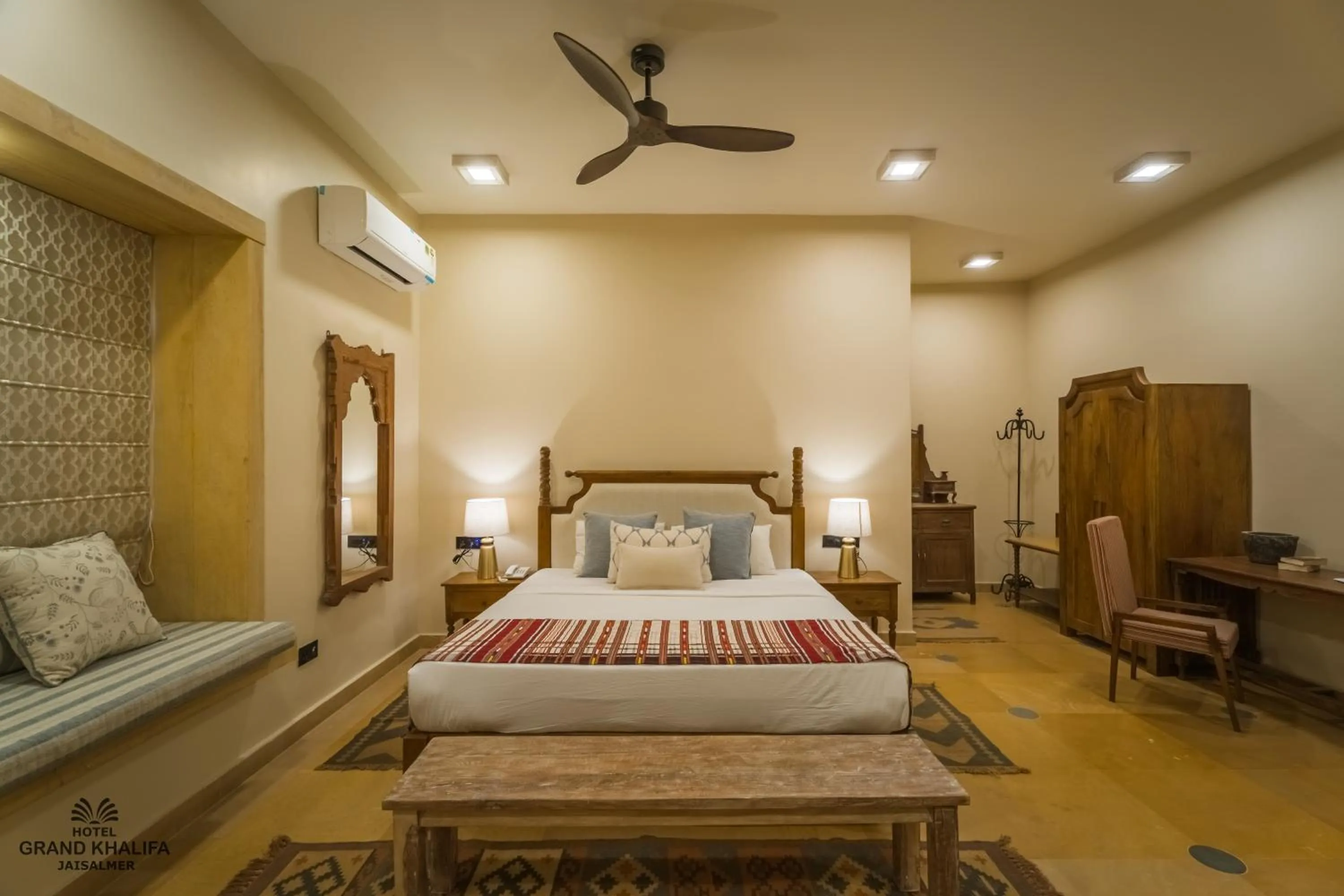 Bedroom, Bed in Hotel Grand Khalifa