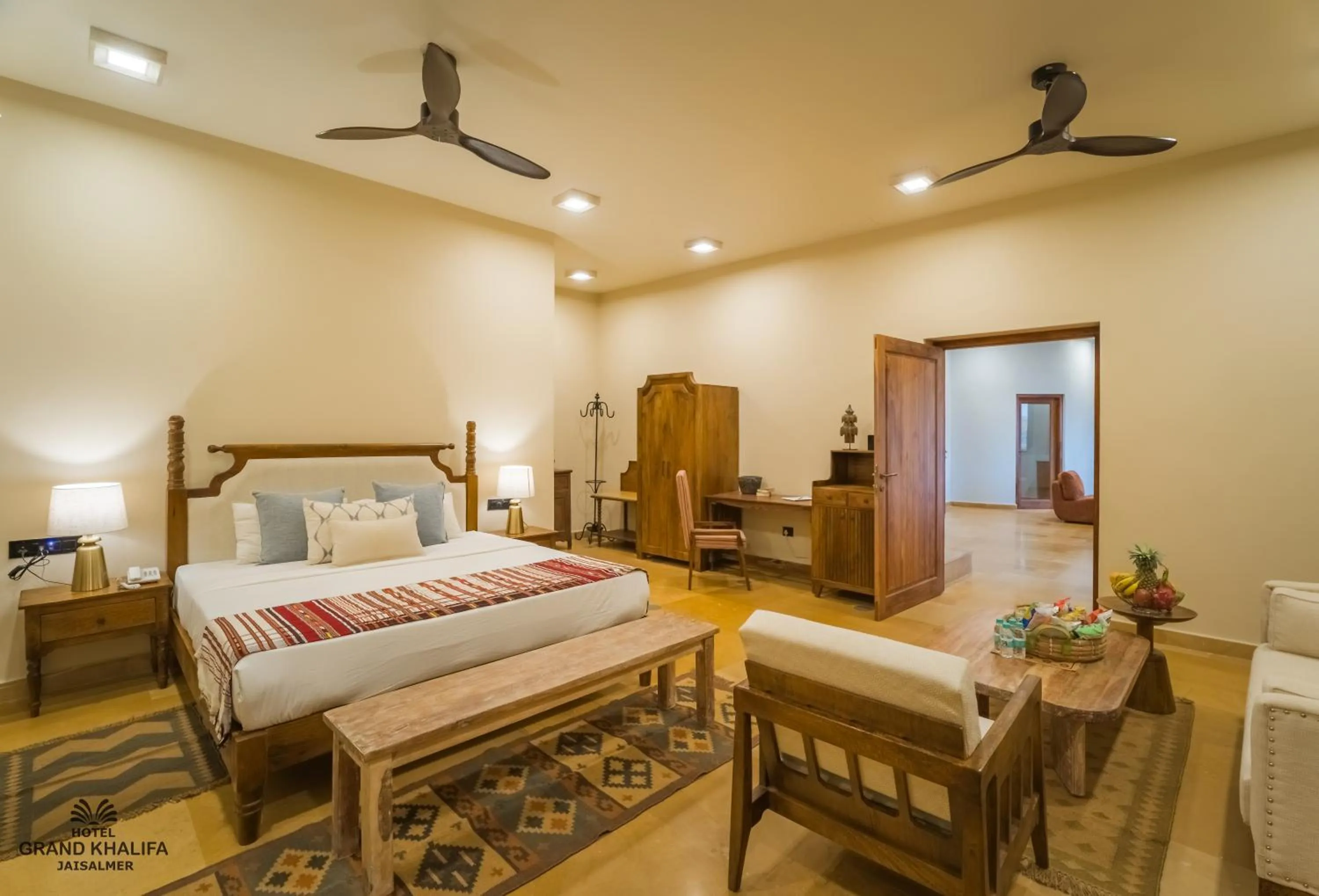 Bedroom, Bed in Hotel Grand Khalifa