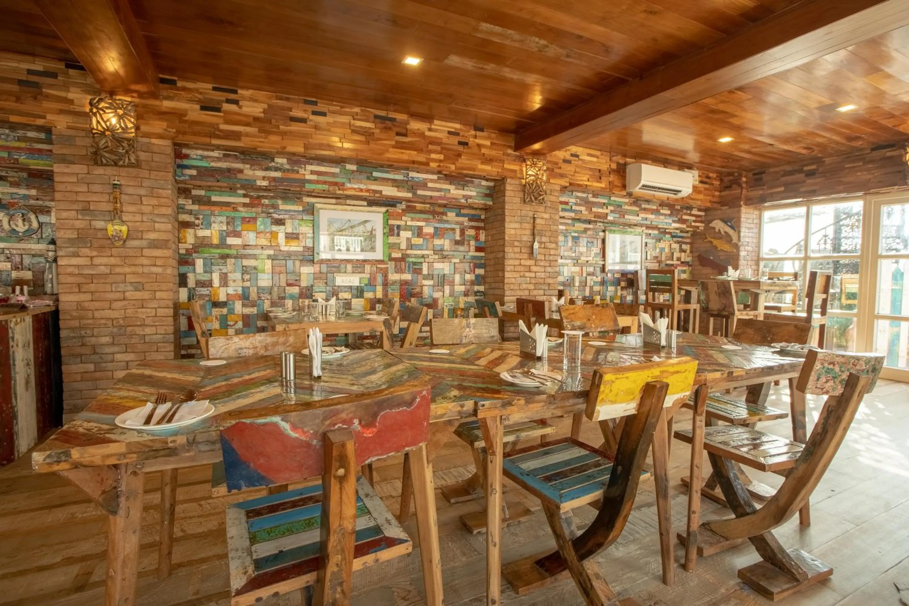 Restaurant/places to eat in State Beach Resort And Spa