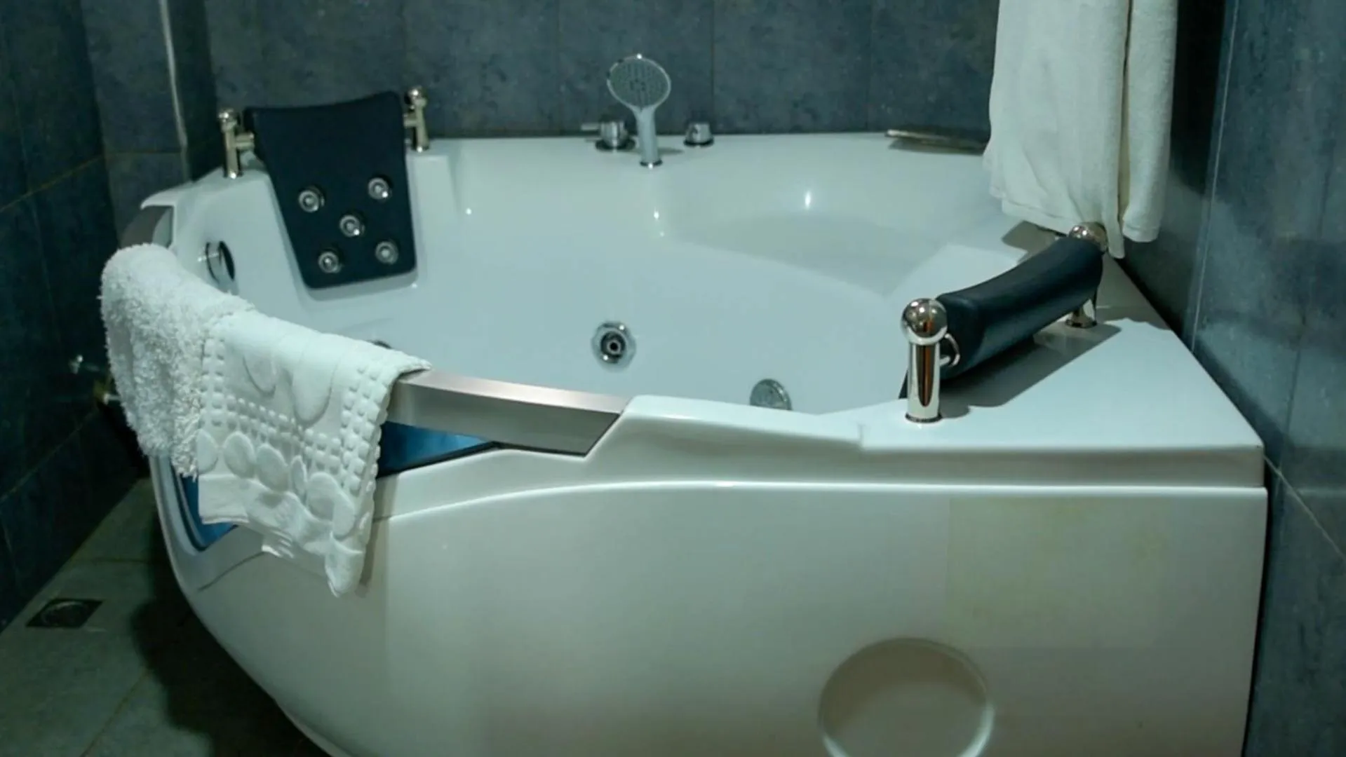 Hot Tub in Esiankiki Resort & Spa - Nanyuki