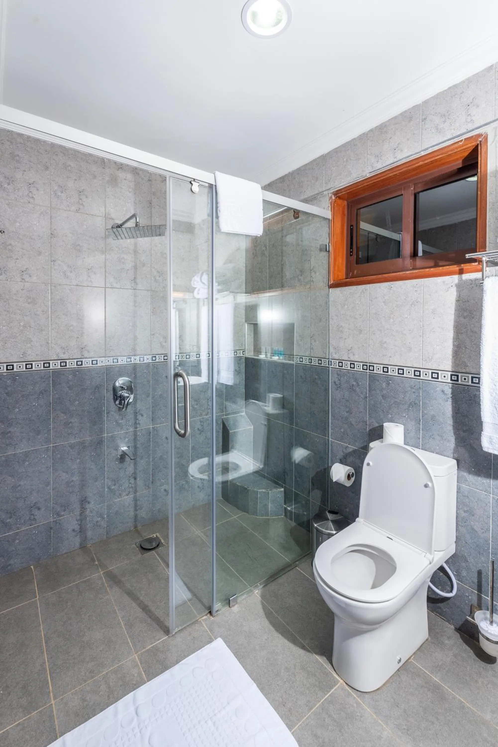 Shower in Esiankiki Resort & Spa - Nanyuki