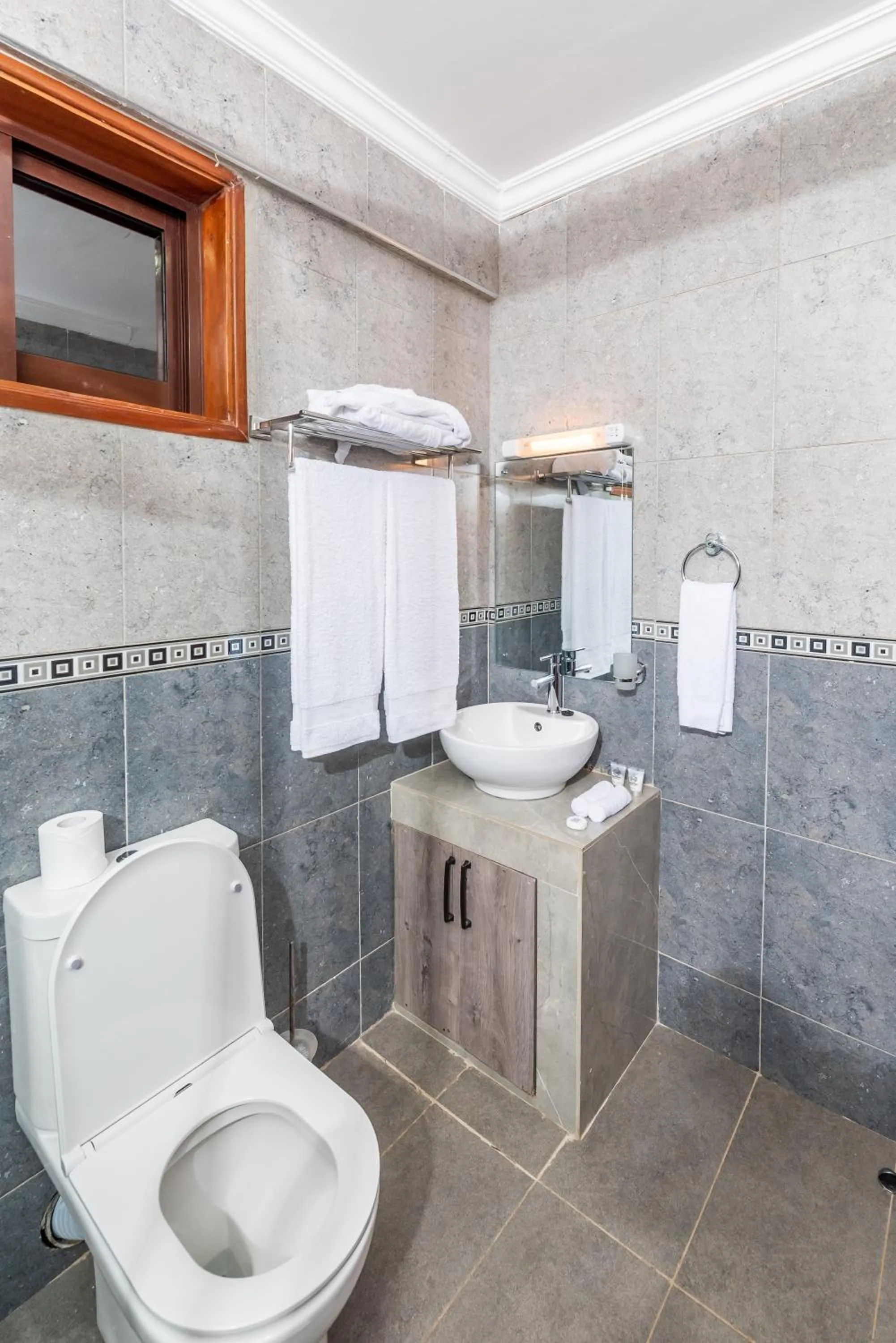 Shower in Esiankiki Resort & Spa - Nanyuki