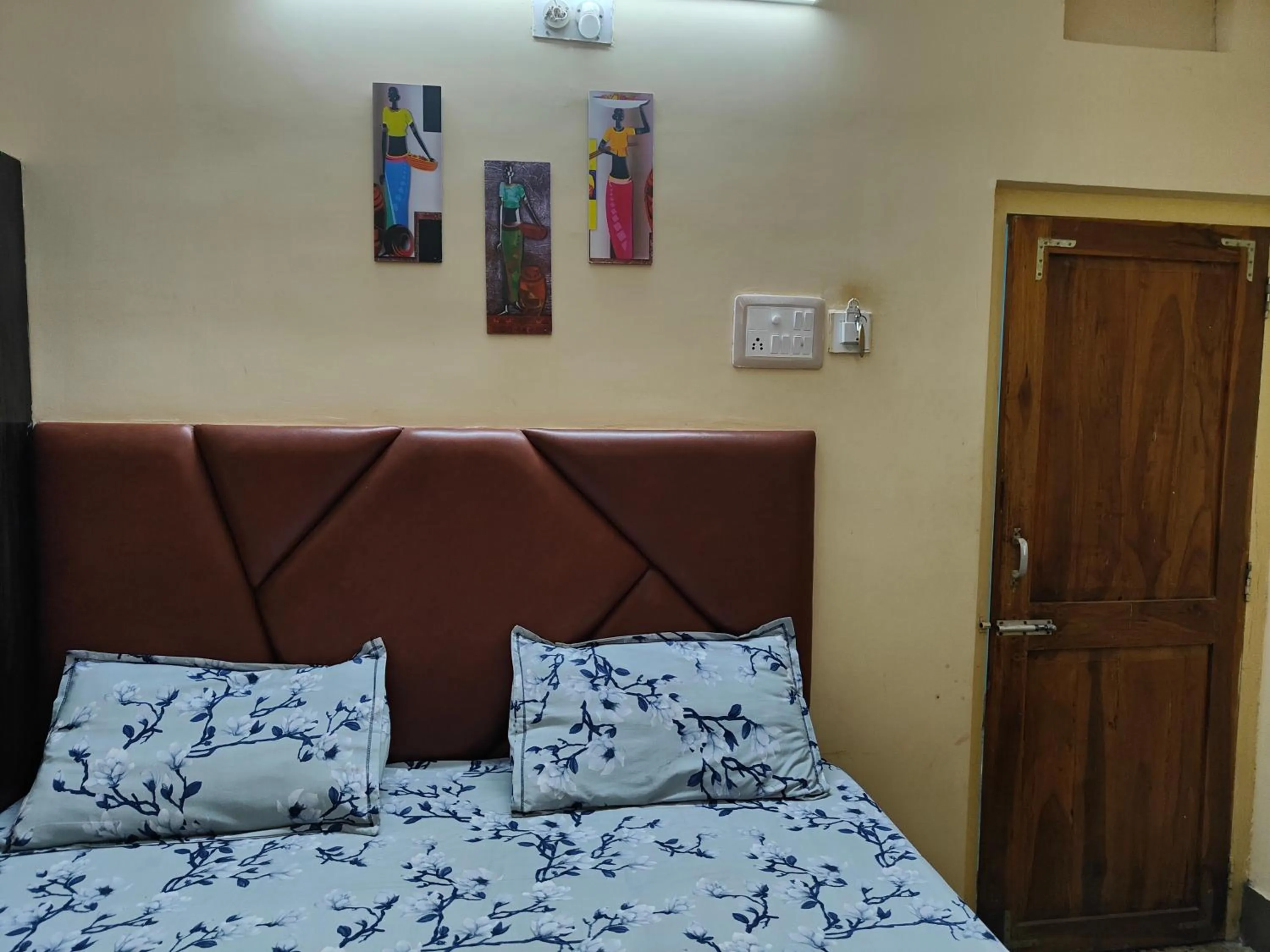 Bedroom, Bed in Hotel HCB (Hemo Chandra Bhawan)