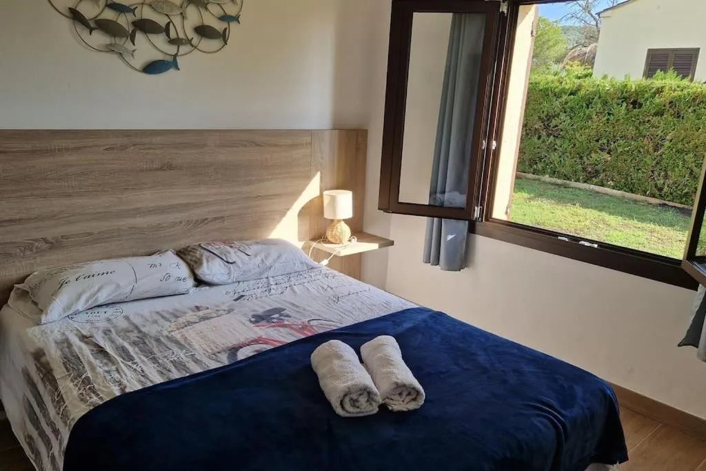 Photo of the whole room, Bed in Palmeres