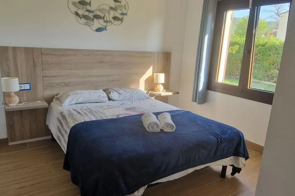 Photo of the whole room, Bed in Palmeres