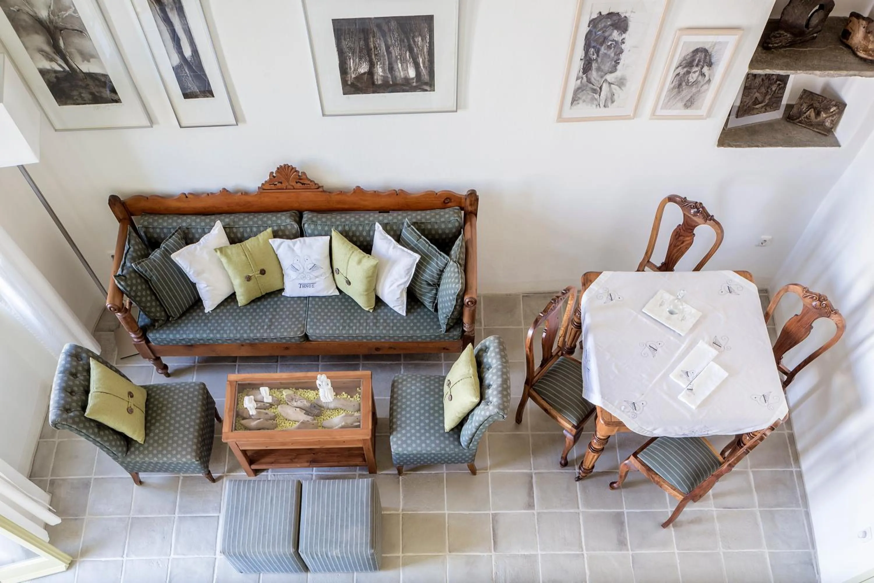 Living room in Crossroads Inn Traditional Lodging