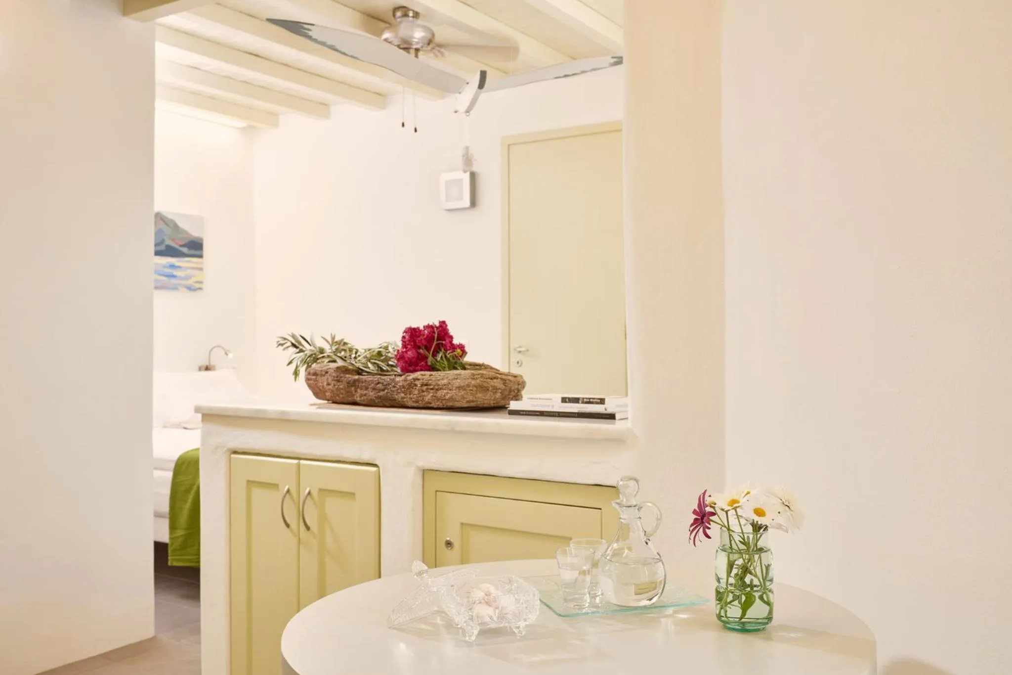 Dining area in Crossroads Inn Traditional Lodging