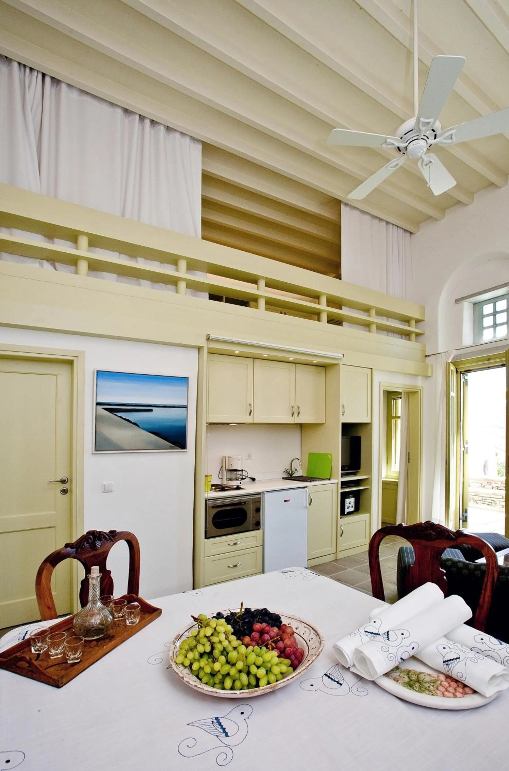 TV and multimedia in Crossroads Inn Traditional Lodging