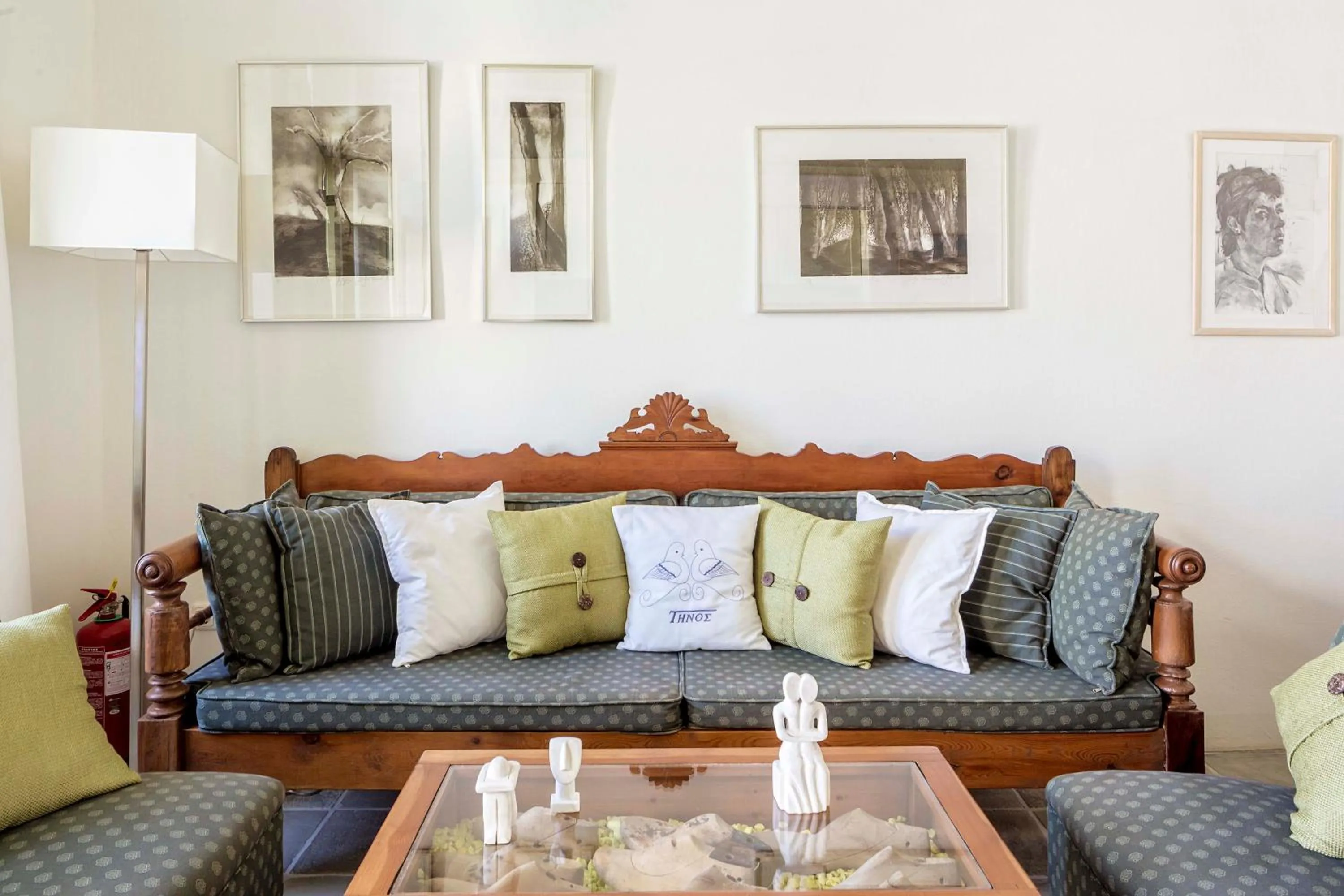 Living room in Crossroads Inn Traditional Lodging