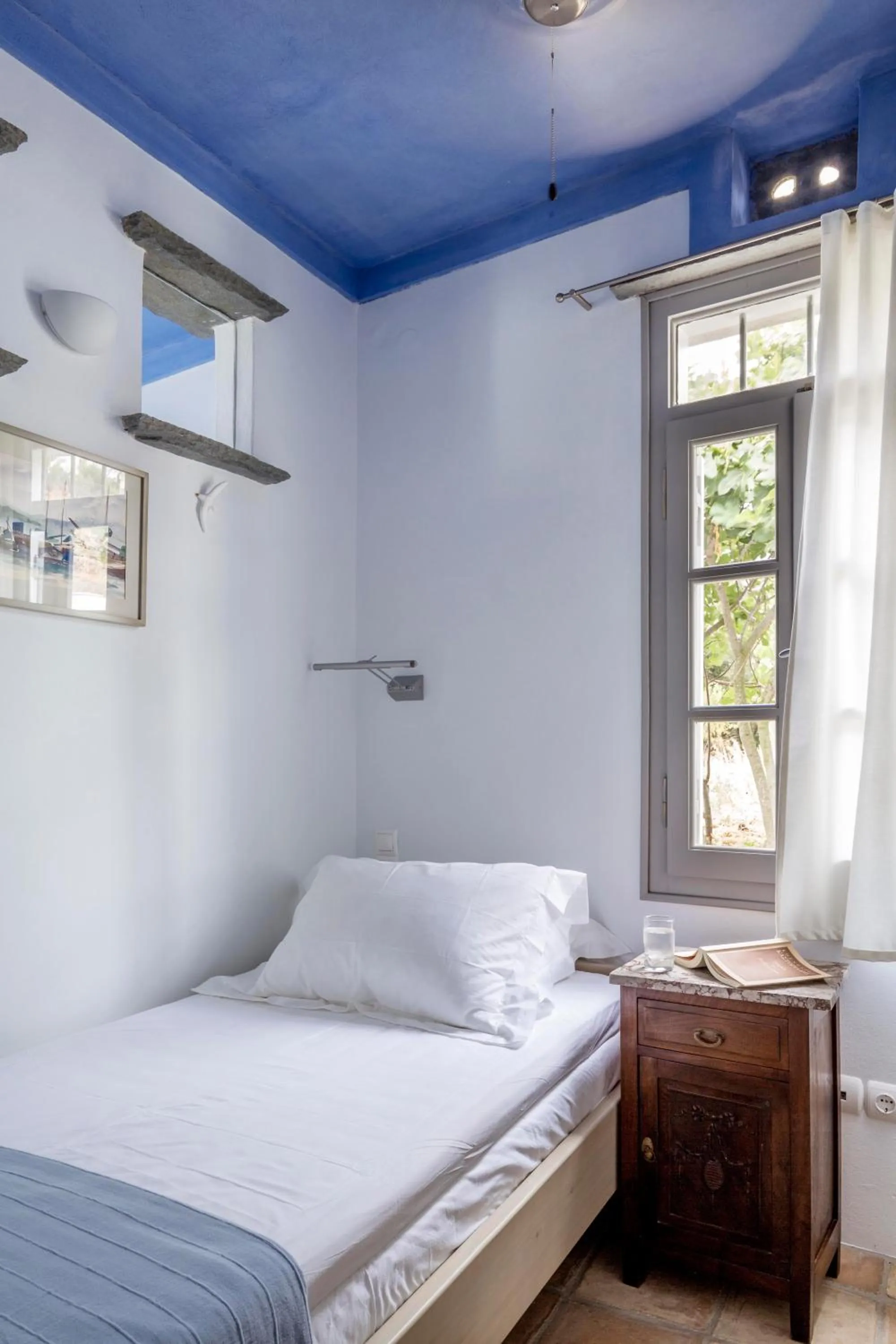 Decorative detail, Bed in Crossroads Inn Traditional Lodging