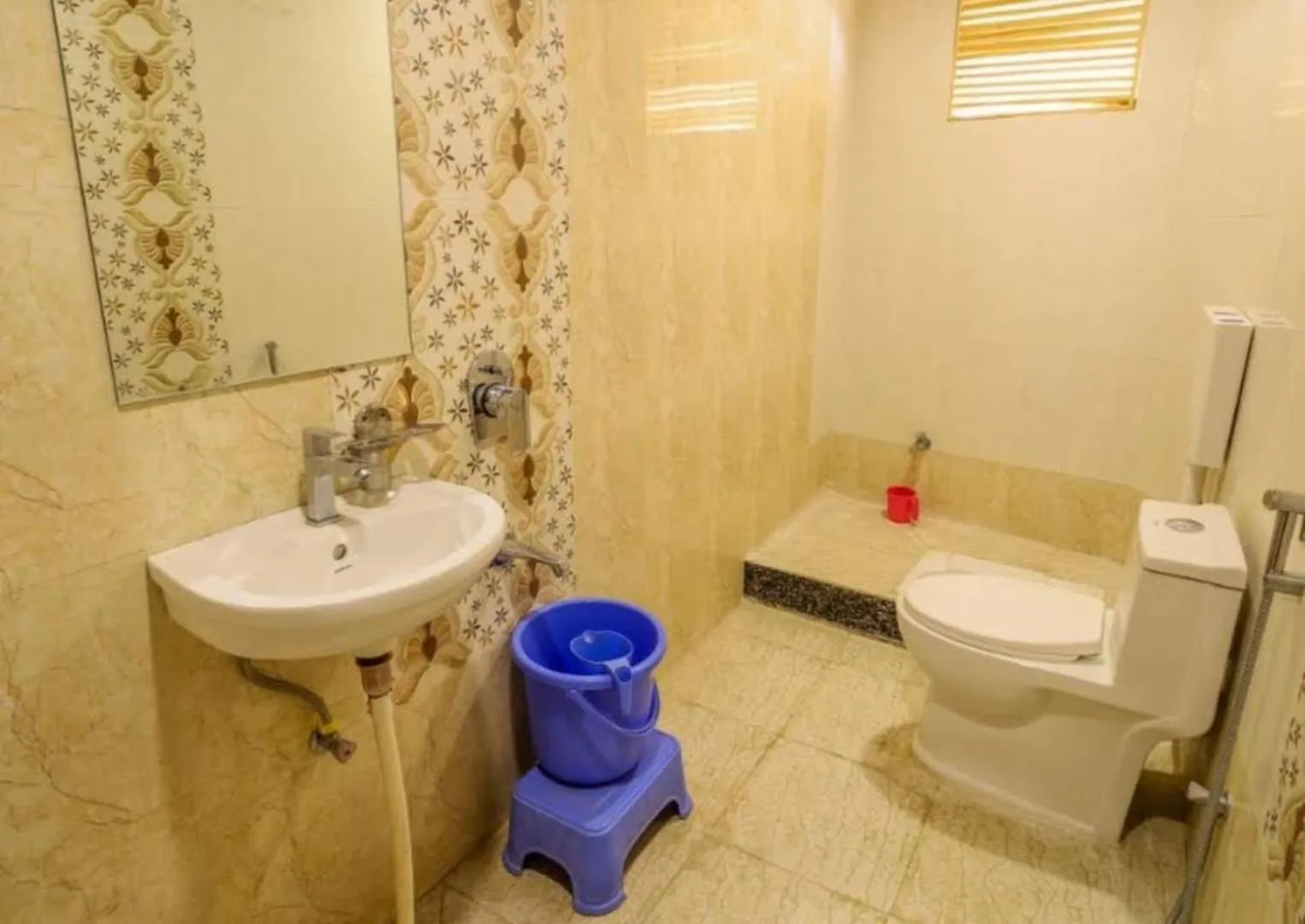 Bathroom in Hotel Sundaram 5 Minutes Distance from Dargah