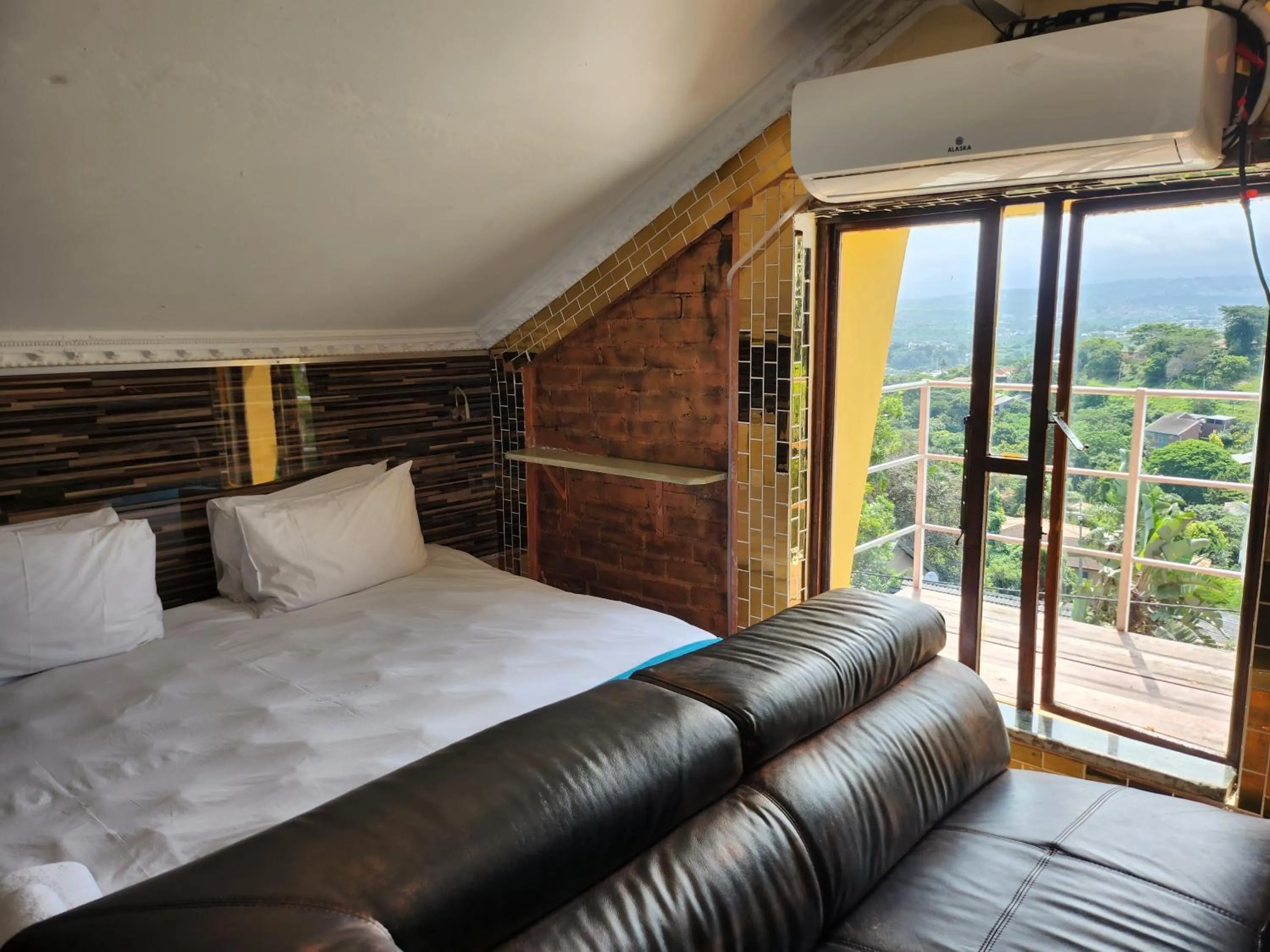 Bed in Gem of Manor drive