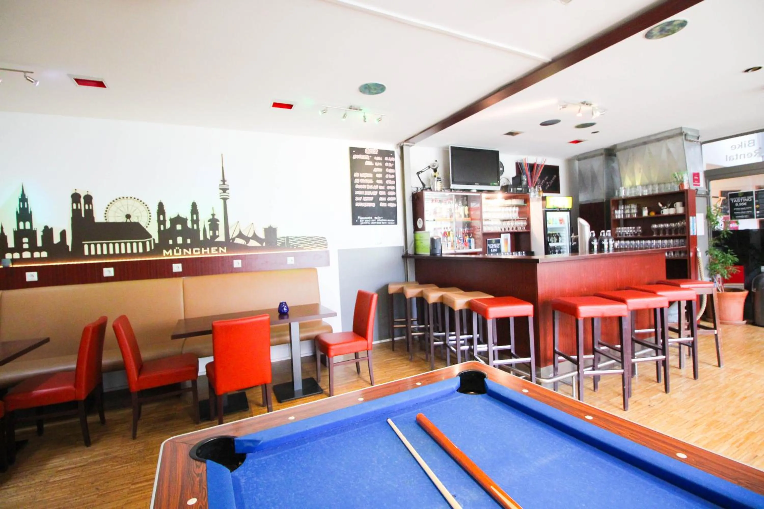 Communal lounge/ TV room in THE 4YOU Hostel & Hotel Munich