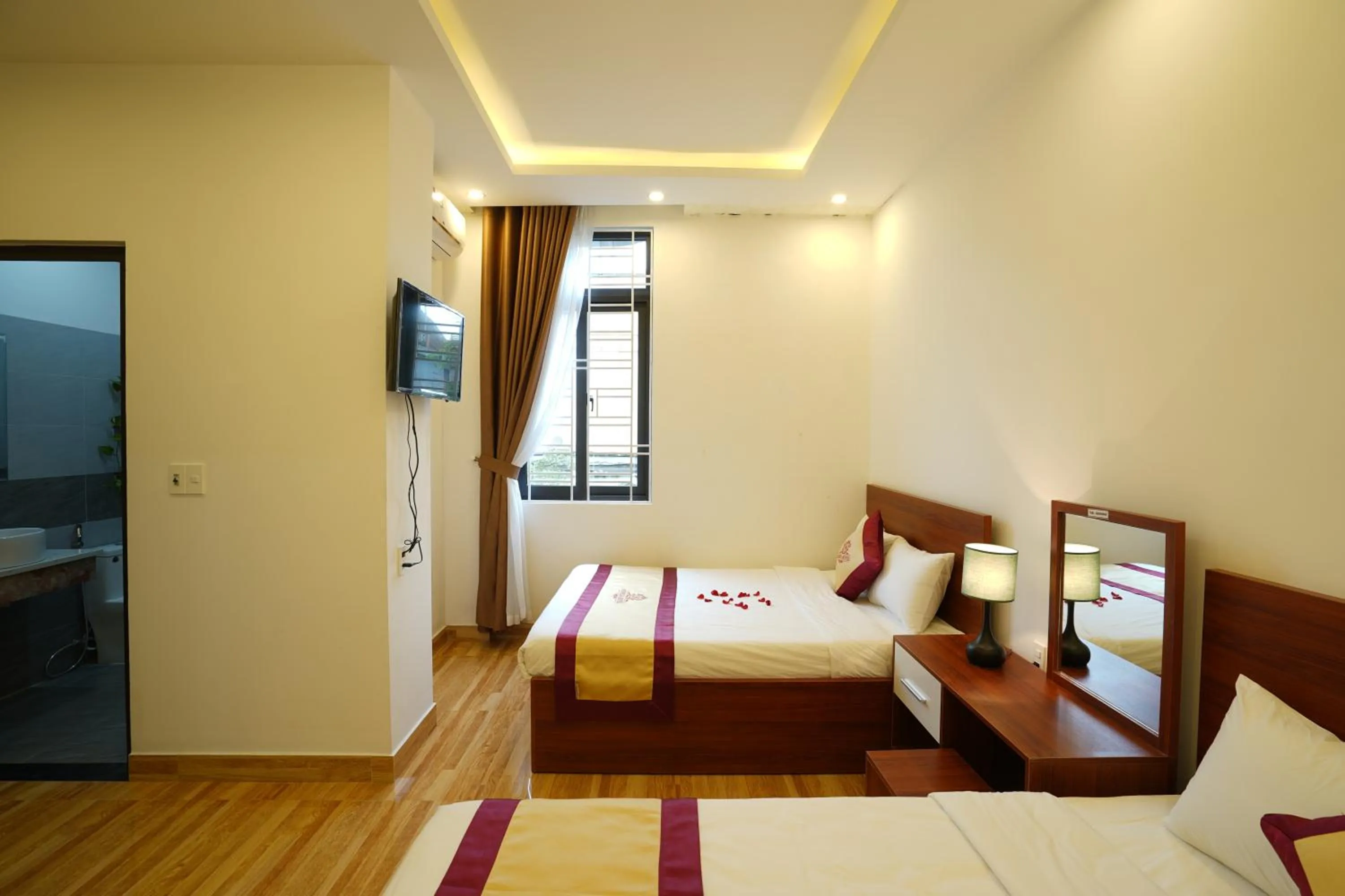 Photo of the whole room, Bed in Sapphire HOTEL HUE