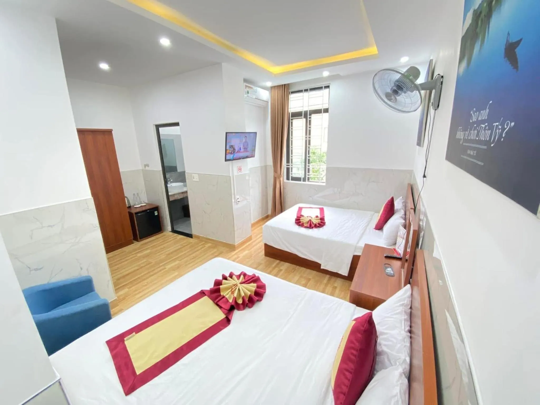 Photo of the whole room, Bed in Sapphire HOTEL HUE