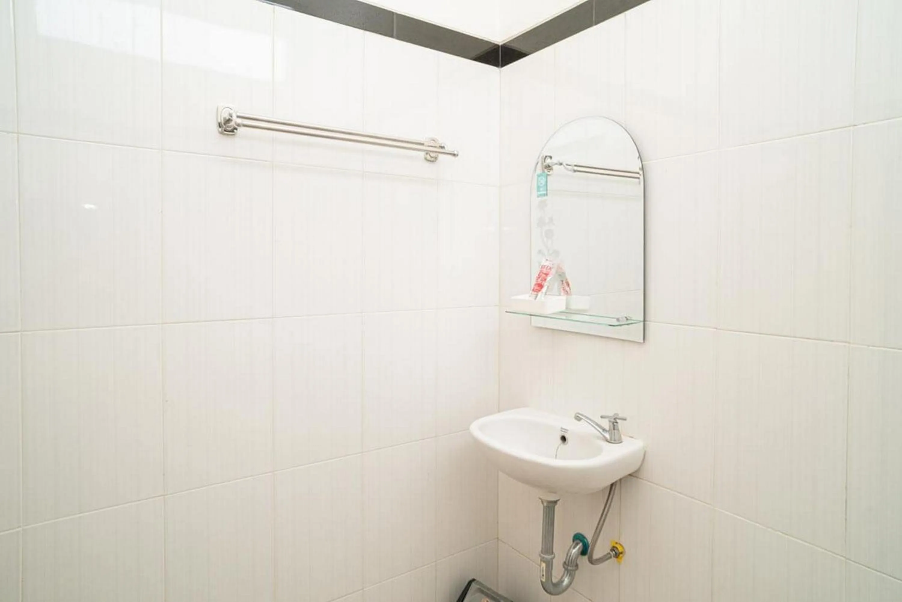 Bathroom in RedDoorz Syariah At Mitra Guest House