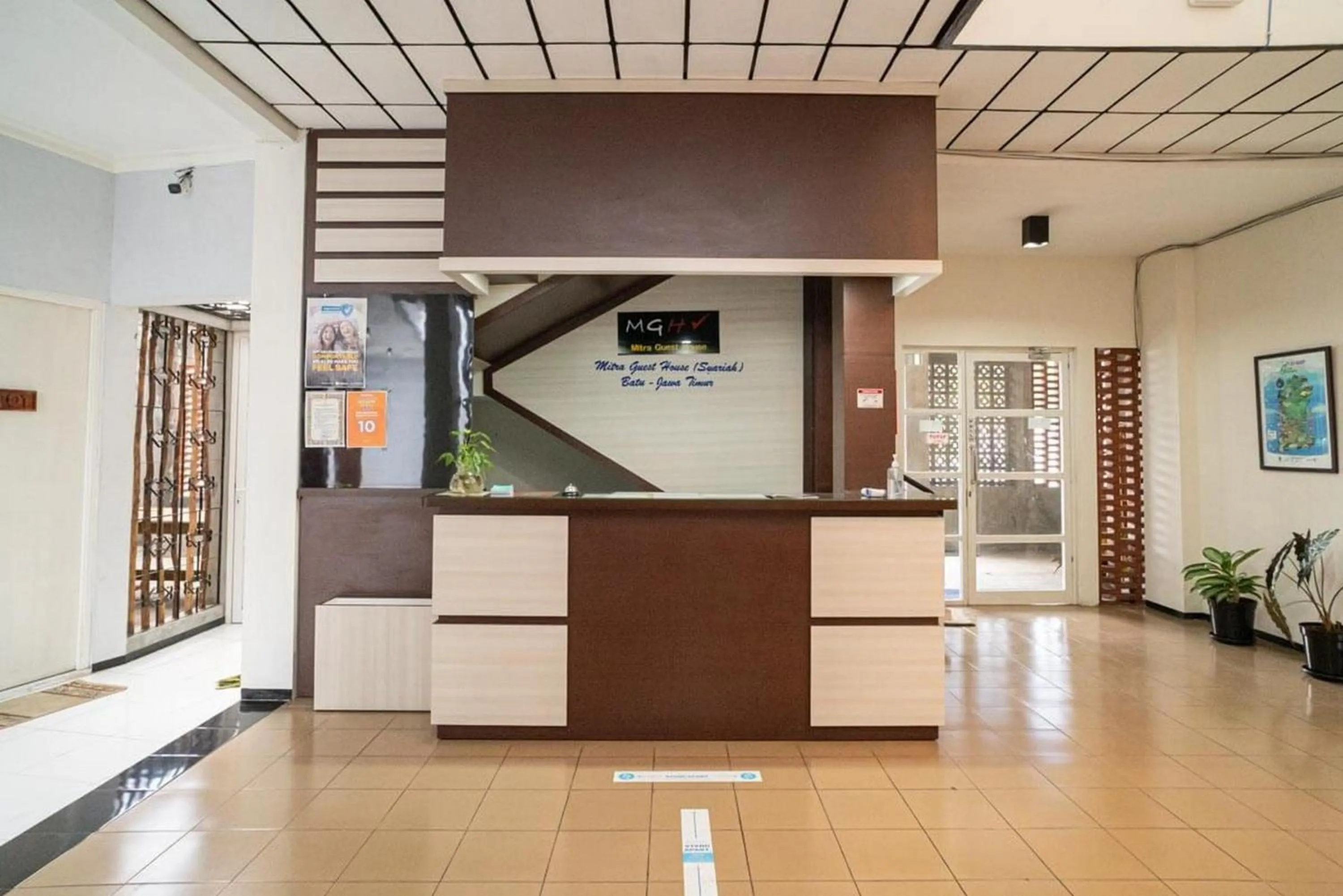 Lobby or reception in RedDoorz Syariah At Mitra Guest House