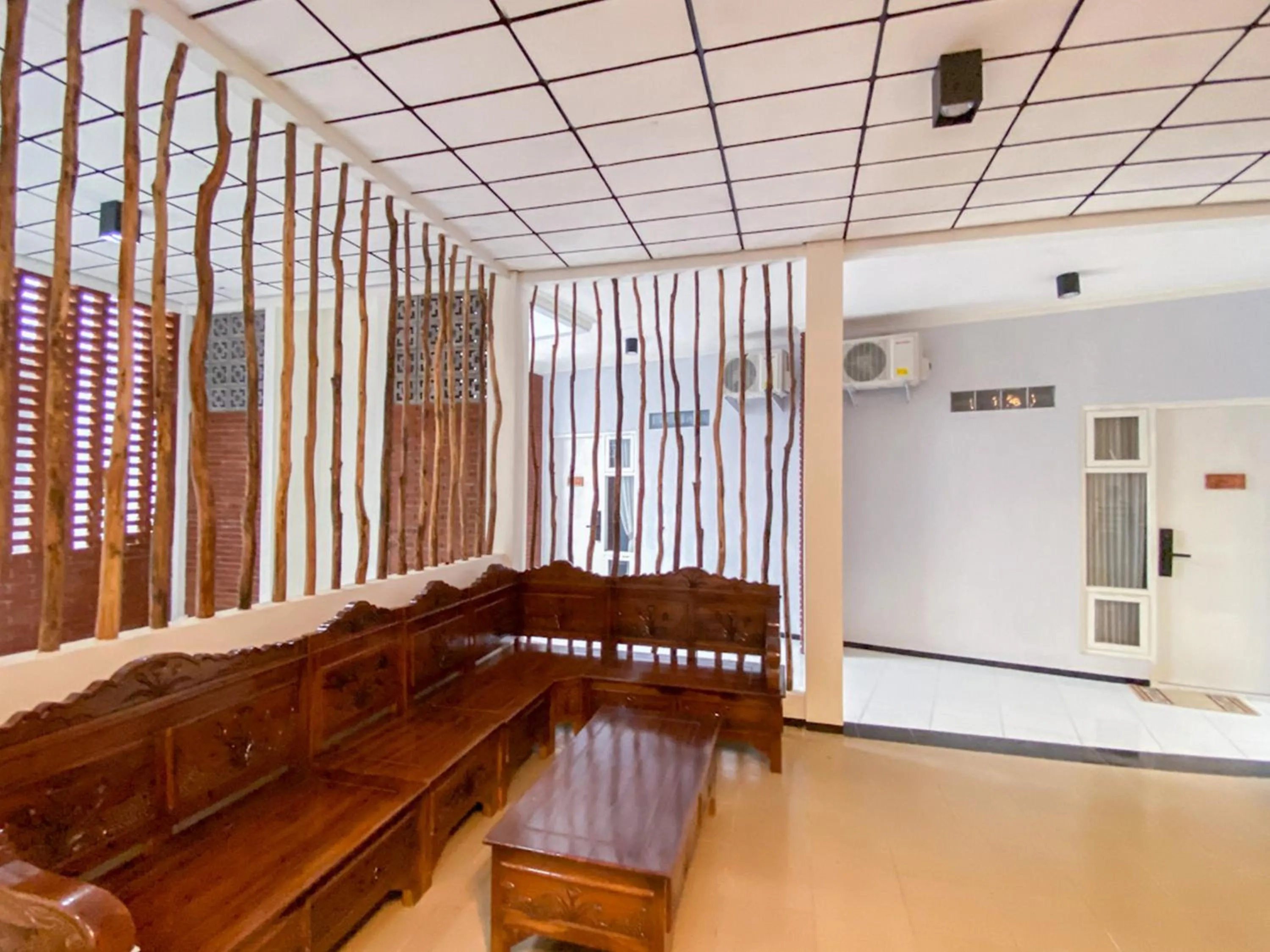 Living room in RedDoorz Syariah At Mitra Guest House