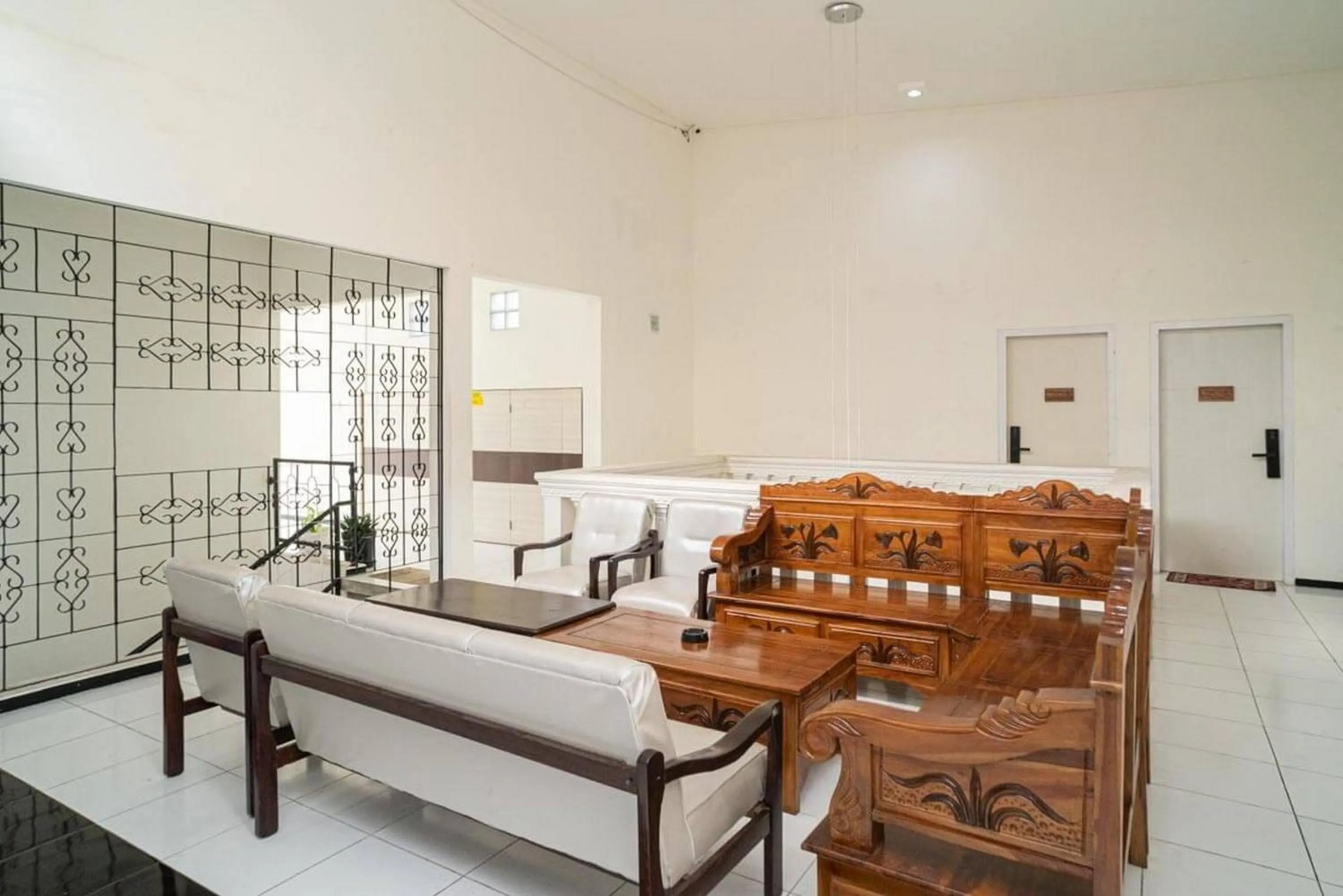 Seating area in RedDoorz Syariah At Mitra Guest House