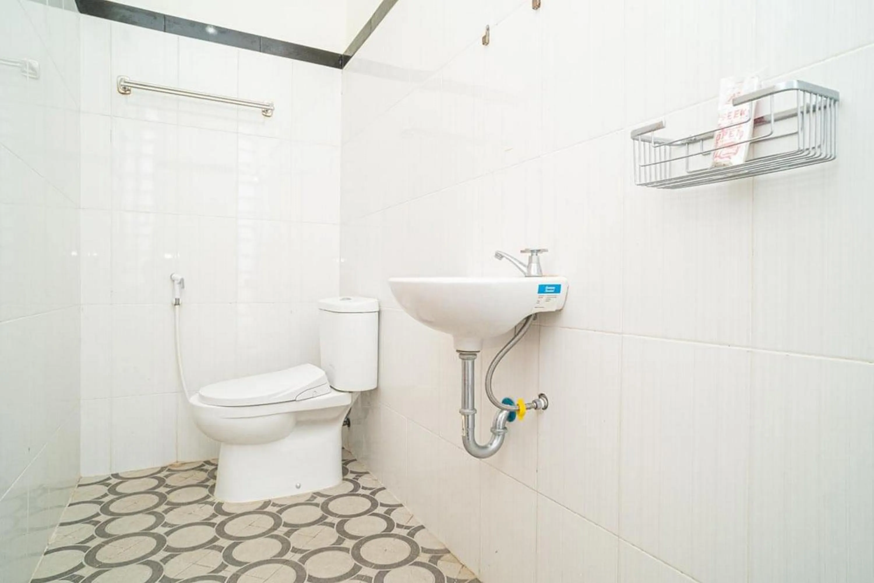 Bathroom in RedDoorz Syariah At Mitra Guest House