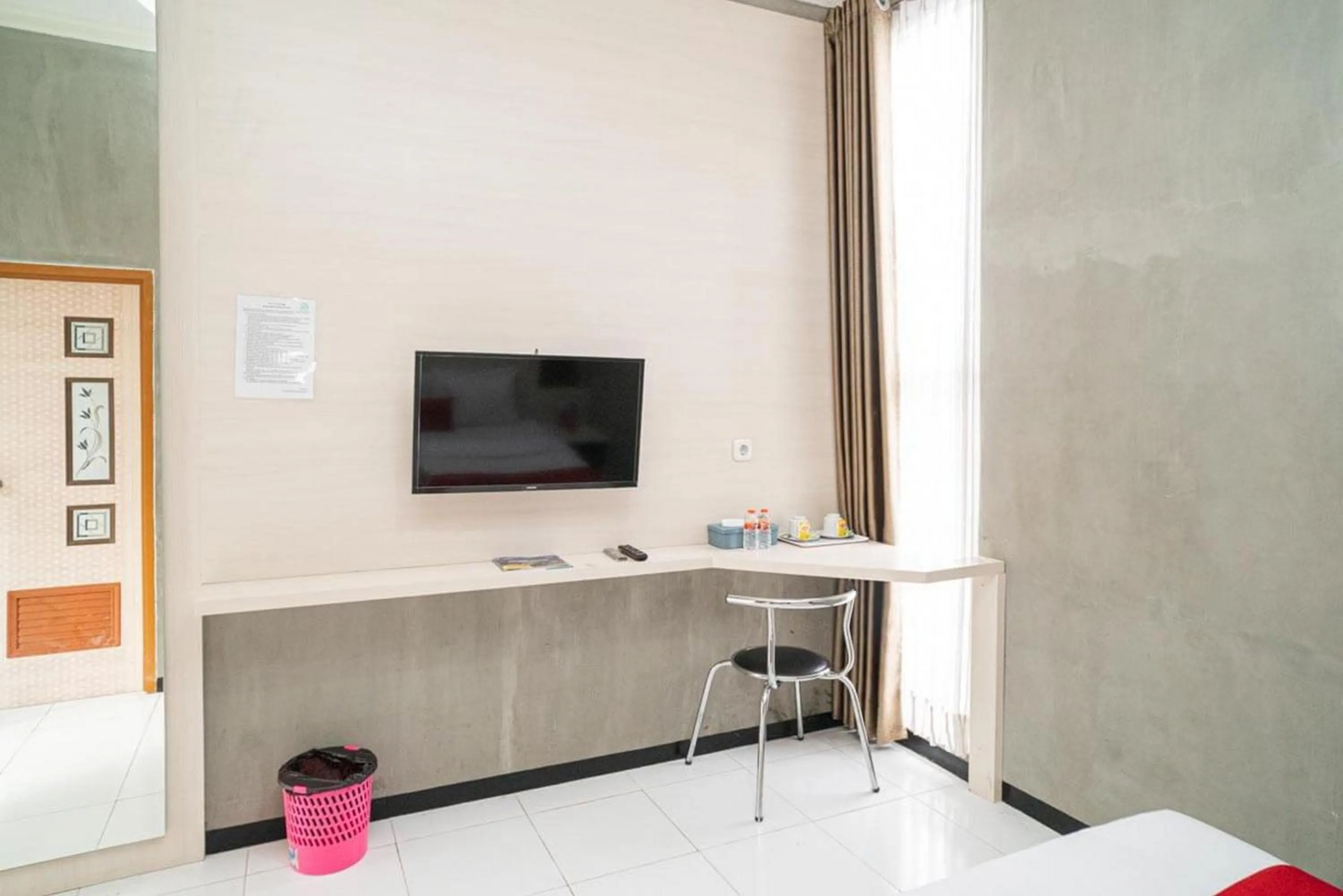 TV and multimedia in RedDoorz Syariah At Mitra Guest House