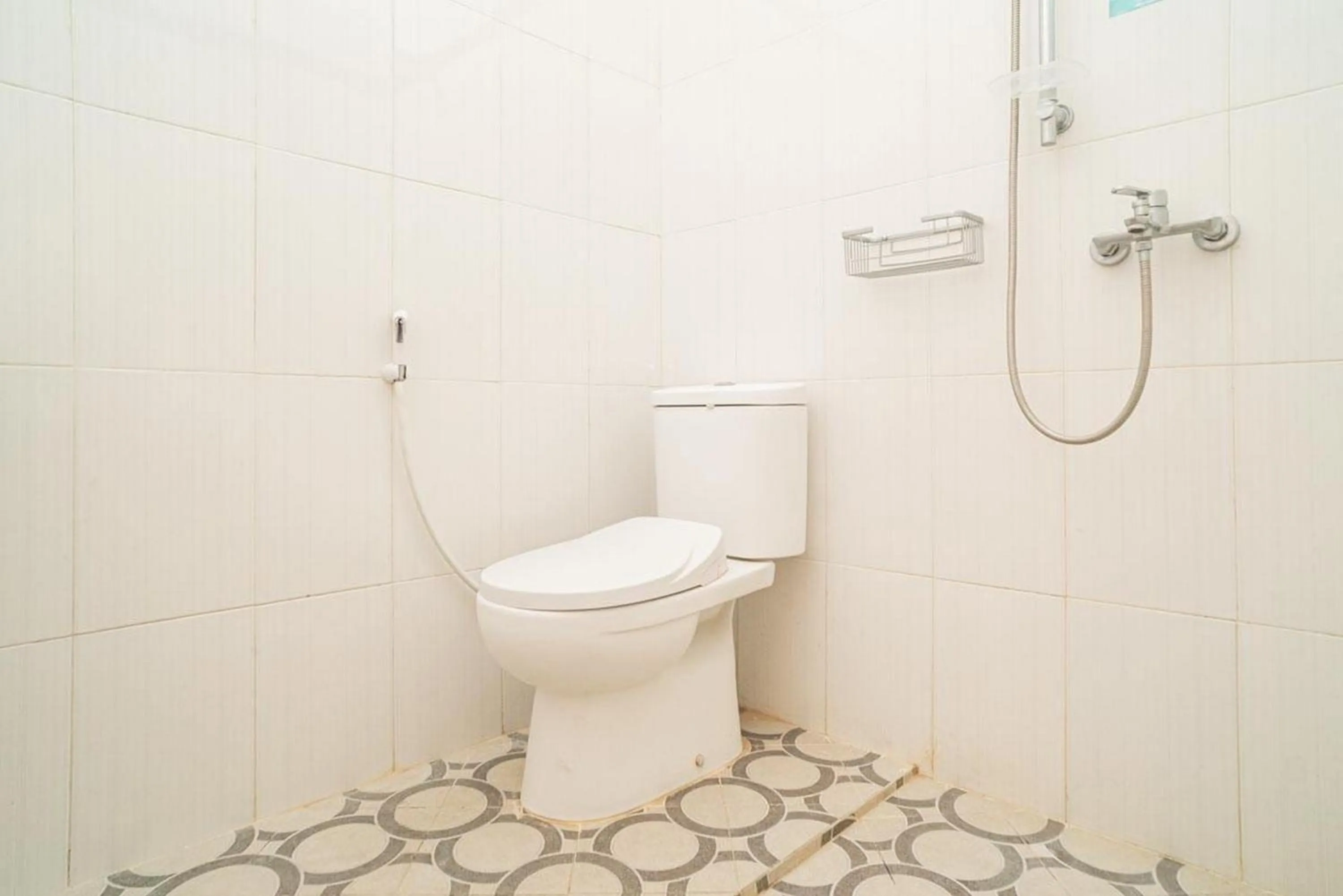 Bathroom in RedDoorz Syariah At Mitra Guest House